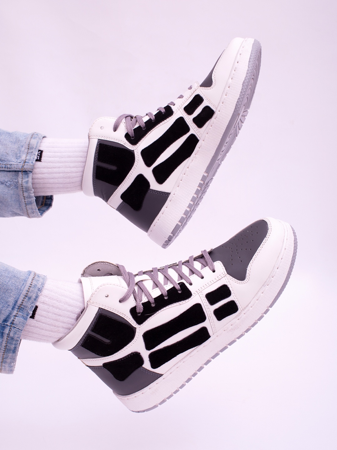

Big Fox Men Grey Colourblocked Sneakers