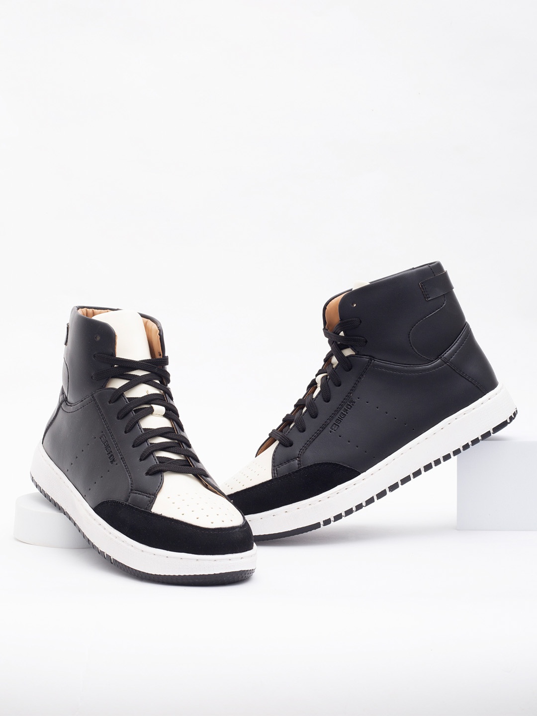 

Big Fox Men Black Colourblocked Sneakers