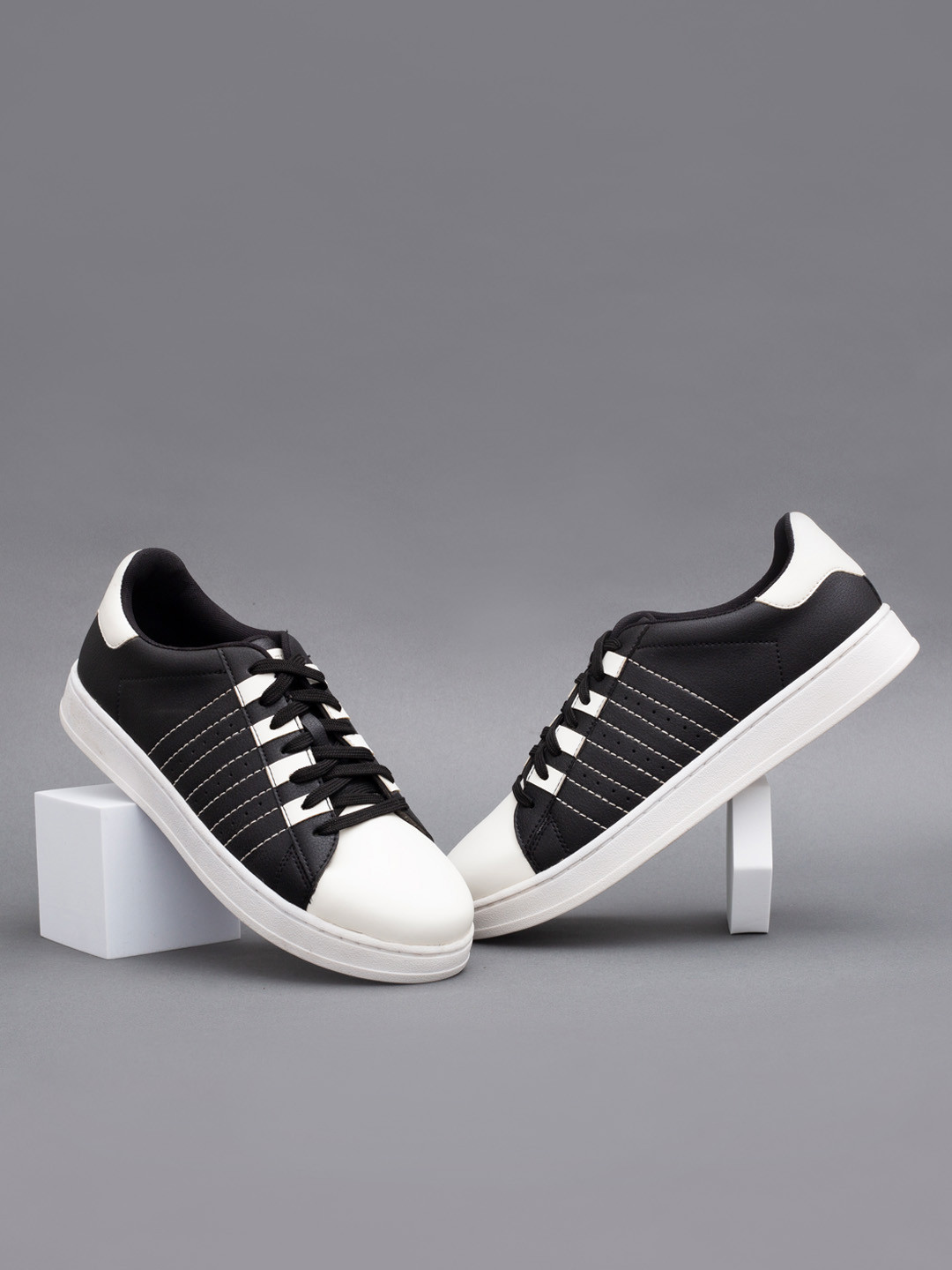 

Big Fox Men Black Colourblocked Sneakers