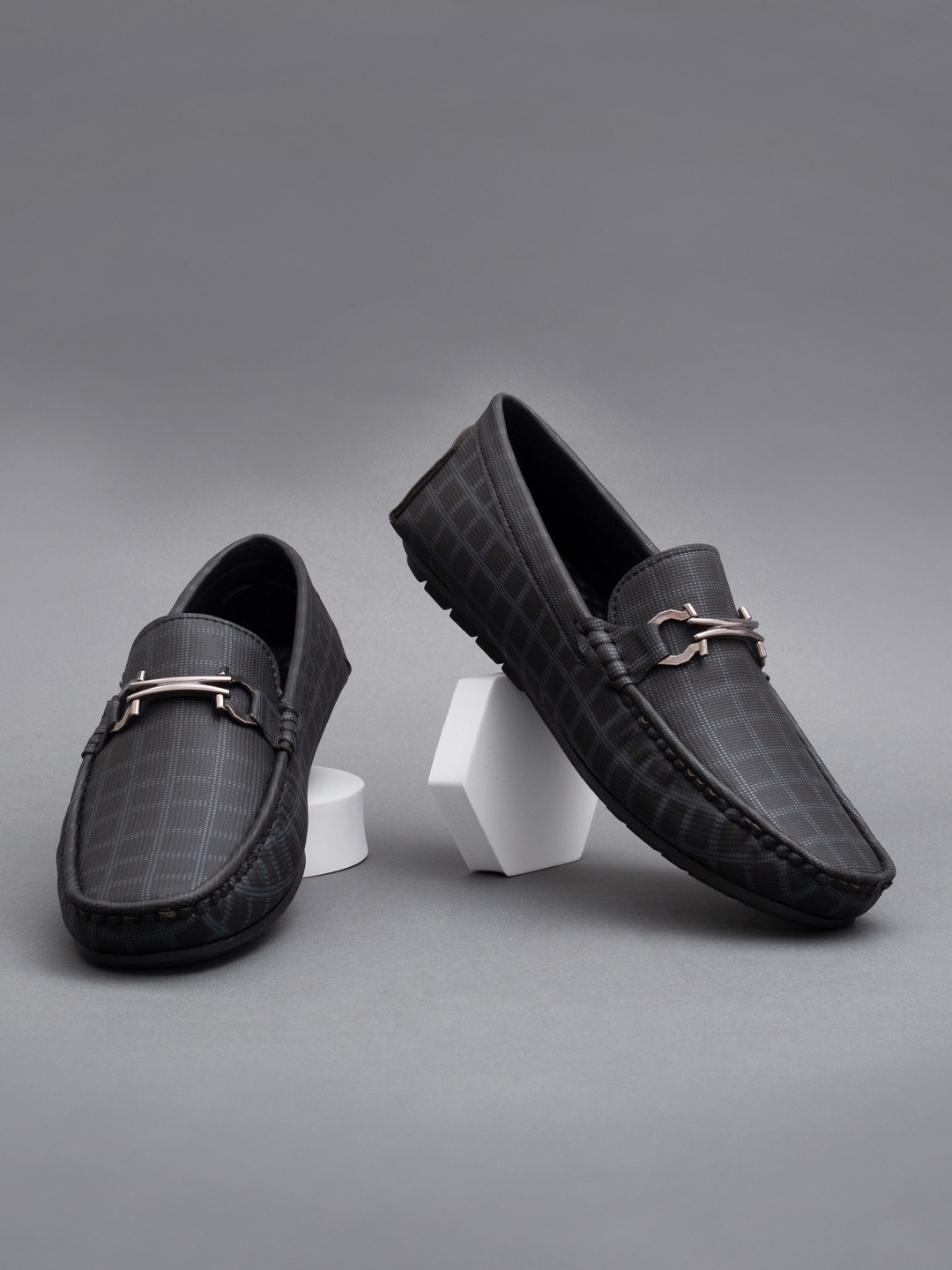 

Big Fox Men Black Printed Loafers