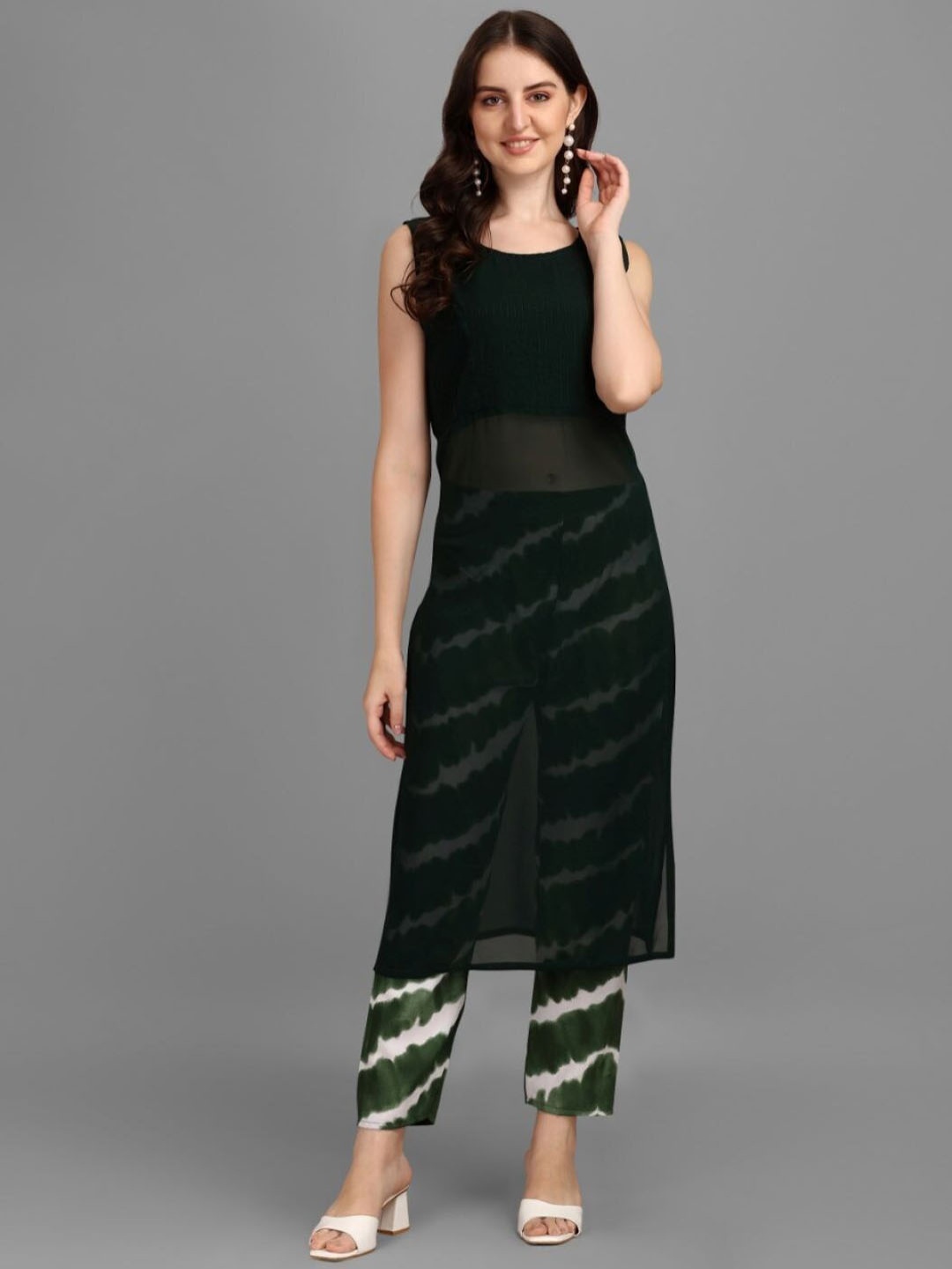 

GUFRINA Women Green Leheriya Kurta with Trousers