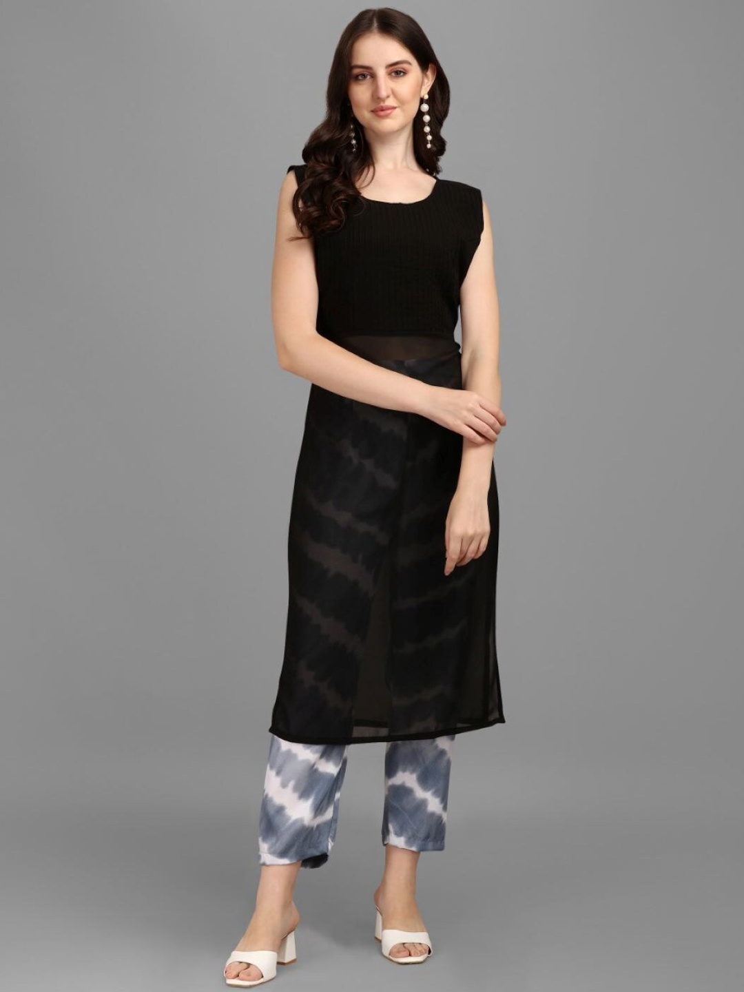 

GUFRINA Women Black Leheriya Kurta with Trousers