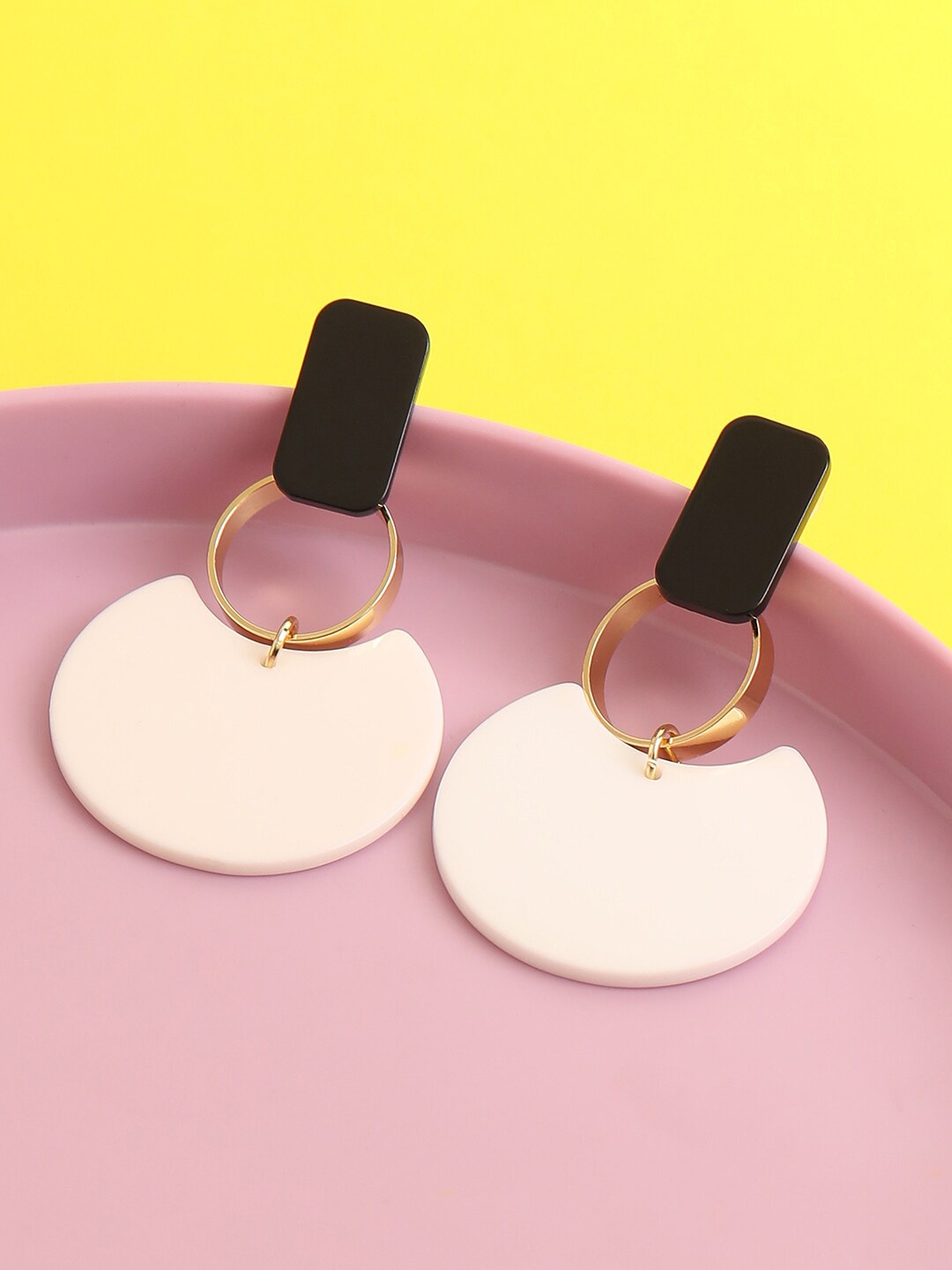 

SOHI Off White & Black Contemporary Gold Plated Drop Earrings