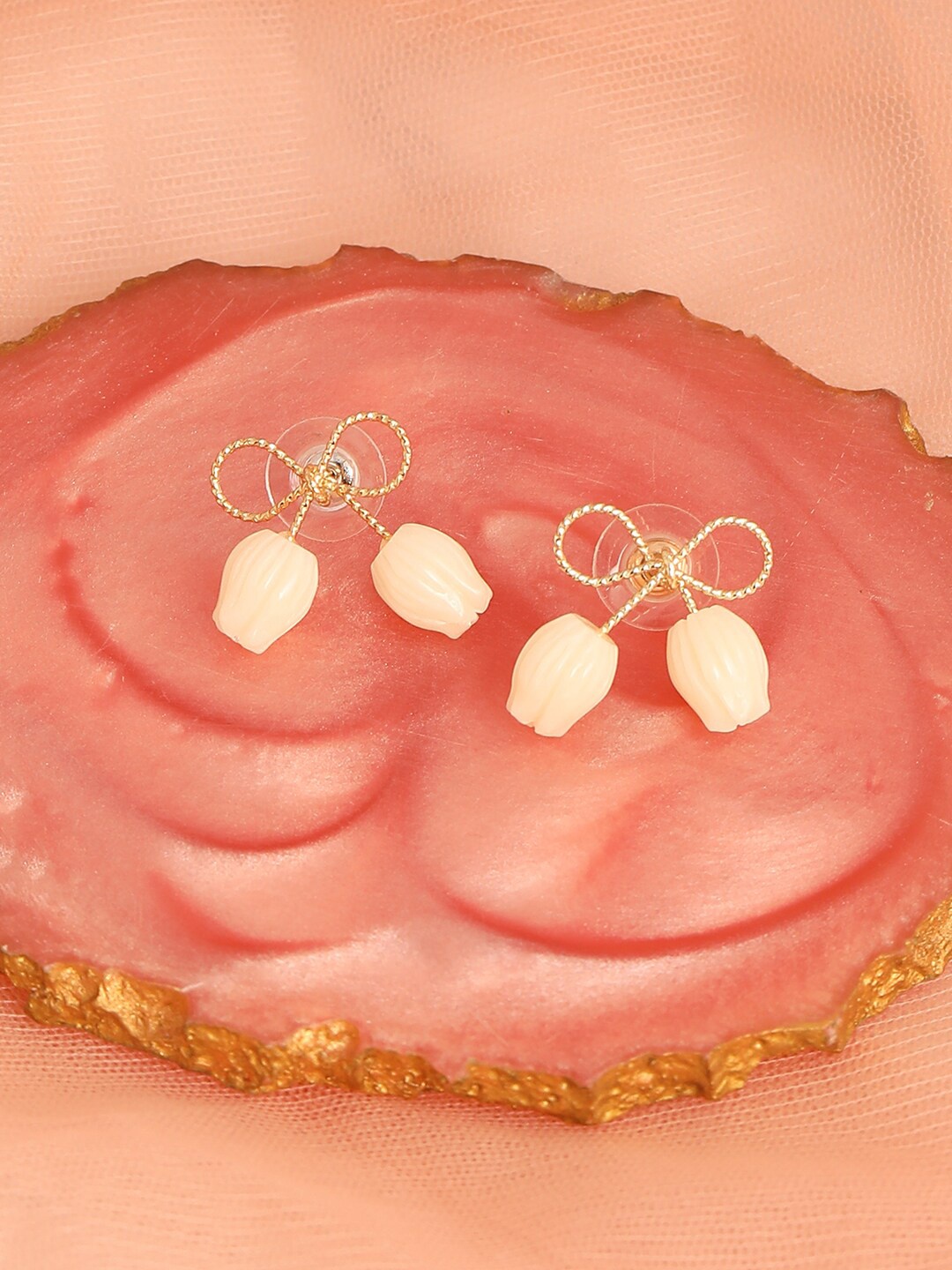 

SOHI Cream-Coloured & Gold-Toned Contemporary Gold-Plated Studs Earrings