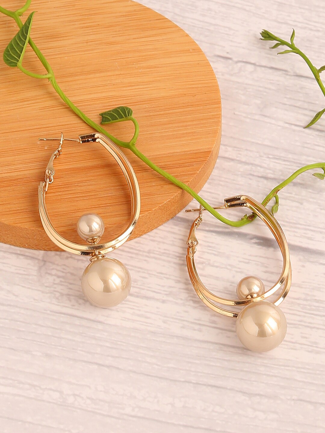 

SOHI Gold-Toned & Cream-Coloured Pearls Contemporary Gold-Plated Hoop Earrings