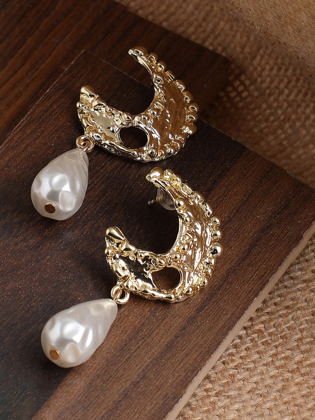 

SOHI Gold-Toned & Gold Plated Contemporary Studs Earrings