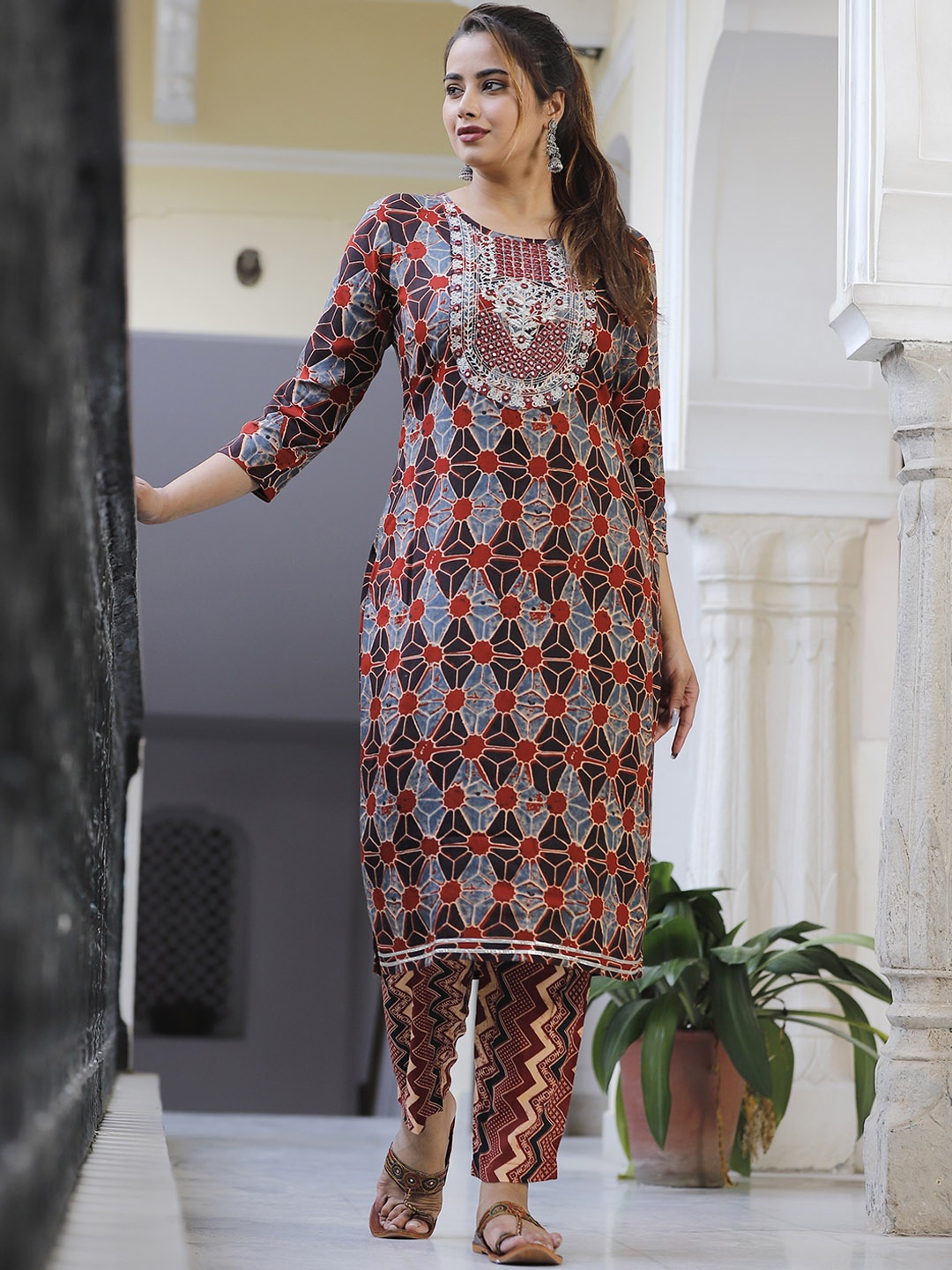 

SINGNI Women Purple Ethnic Motifs Printed Mirror Work Kurta with Trousers