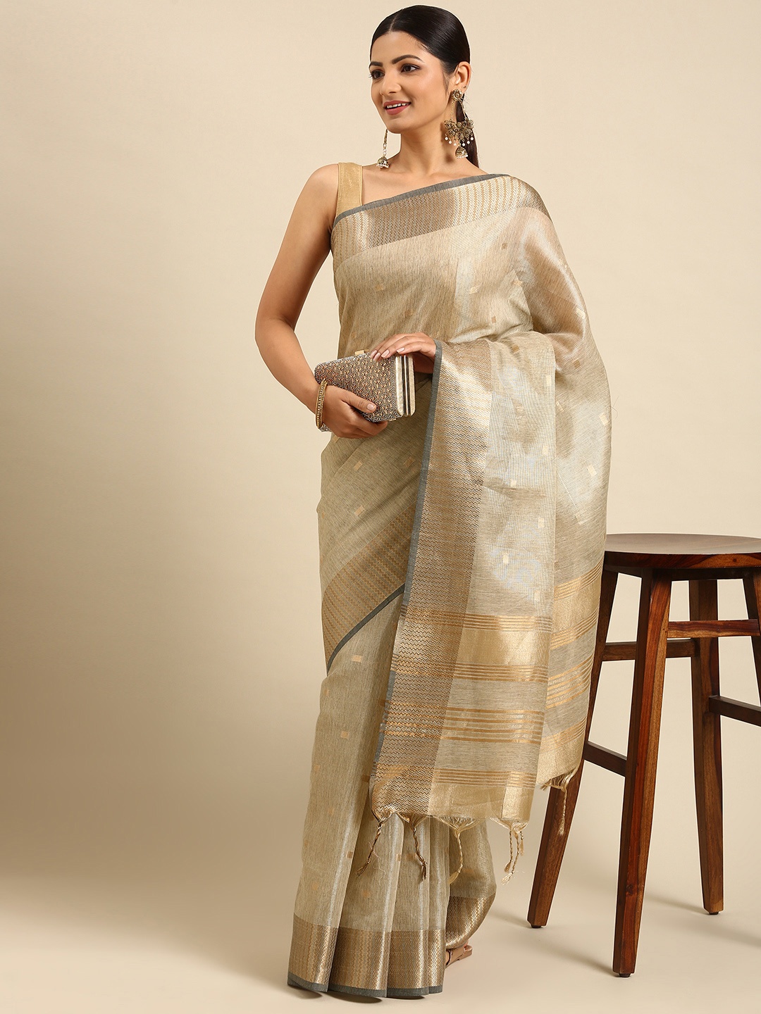 

VISHNU WEAVES Grey & Gold-Toned Tissue Maheshwari Saree