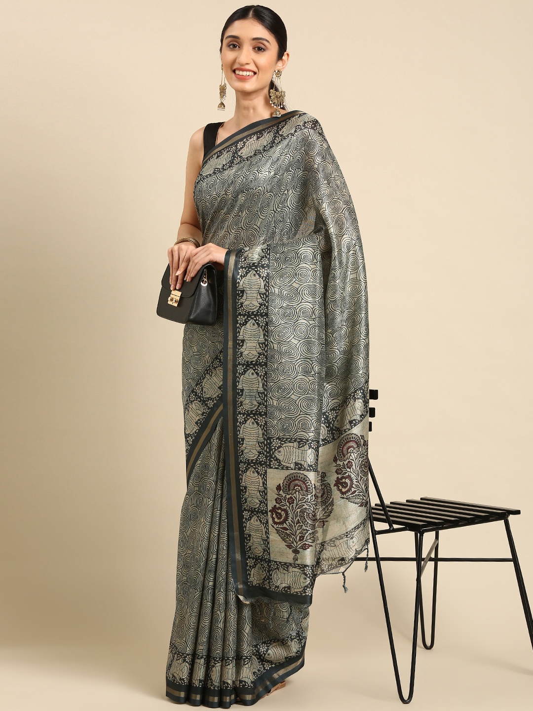 

VISHNU WEAVES Grey Kalamkari Print Silk Cotton Maheshwari Saree