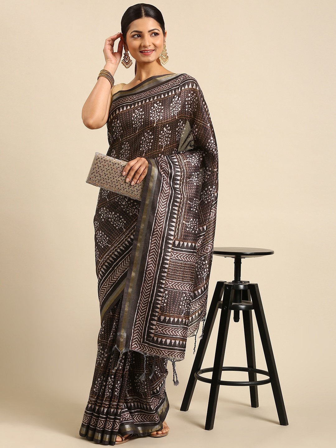 

VISHNU WEAVES Maroon & White Dabu Print Silk Cotton Dabu Saree