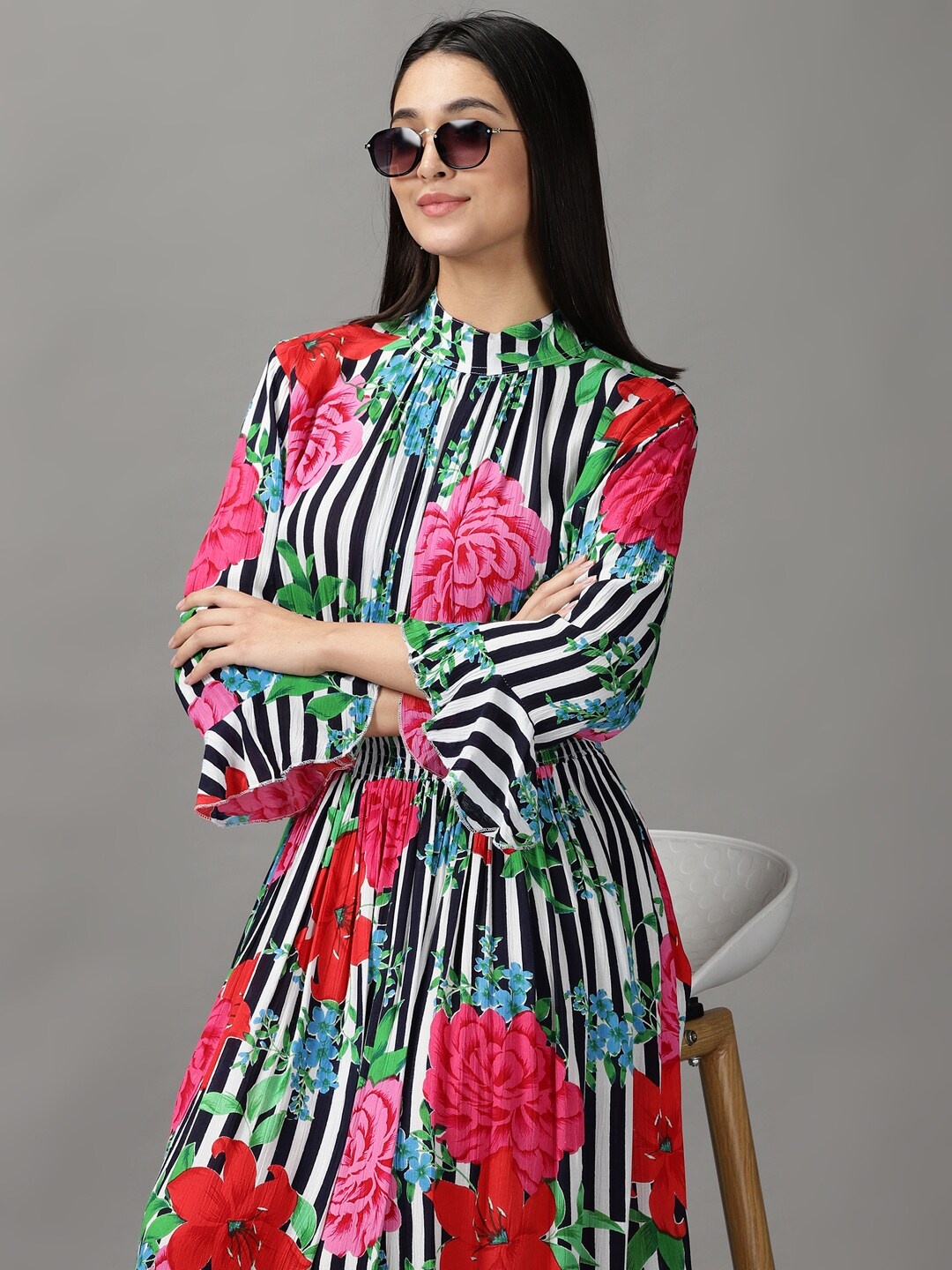 

SHOWOFF Women Black & Red Floral Crepe Midi Dress