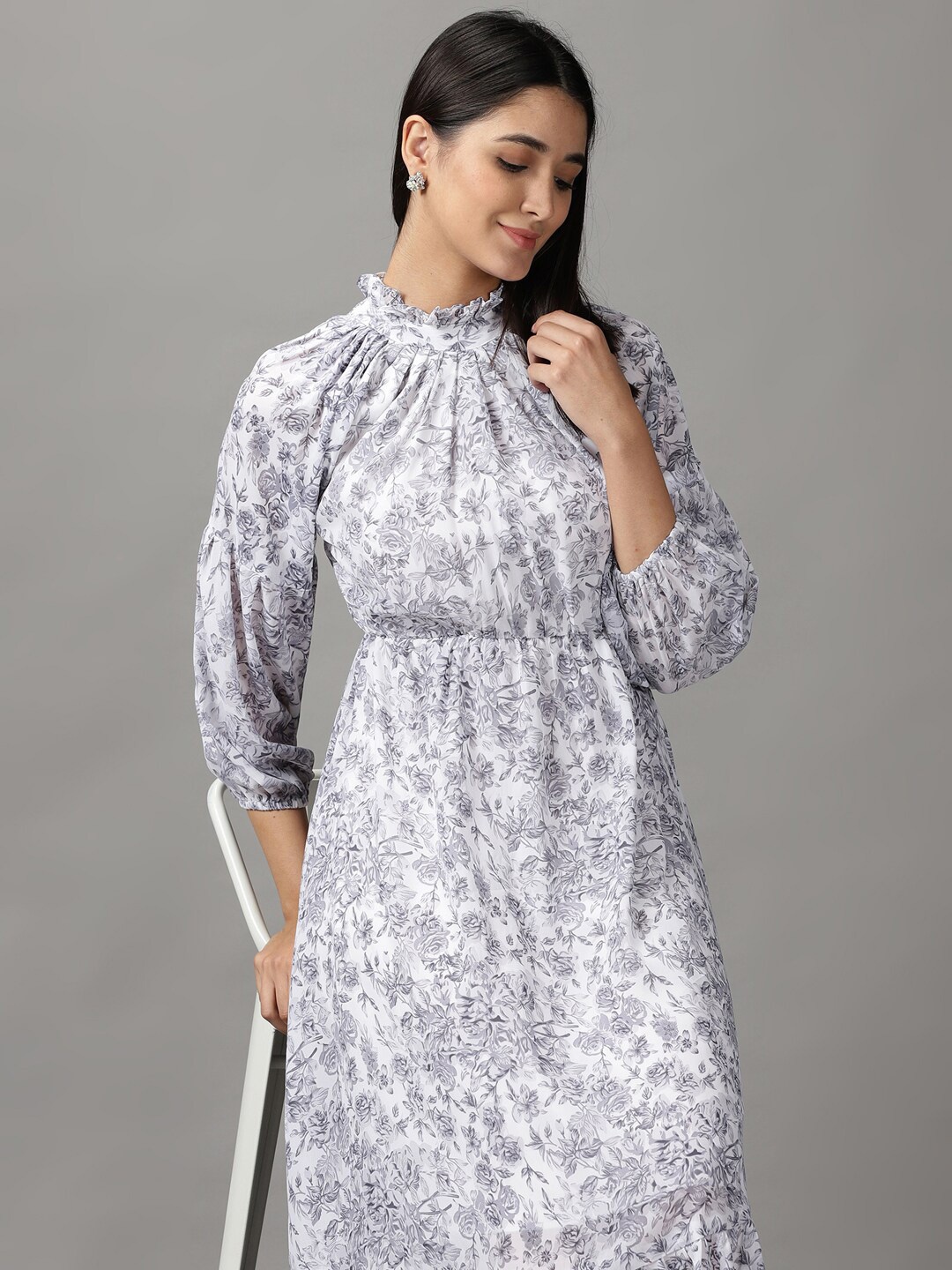 

SHOWOFF White & Grey Floral Printed Maxi Dress