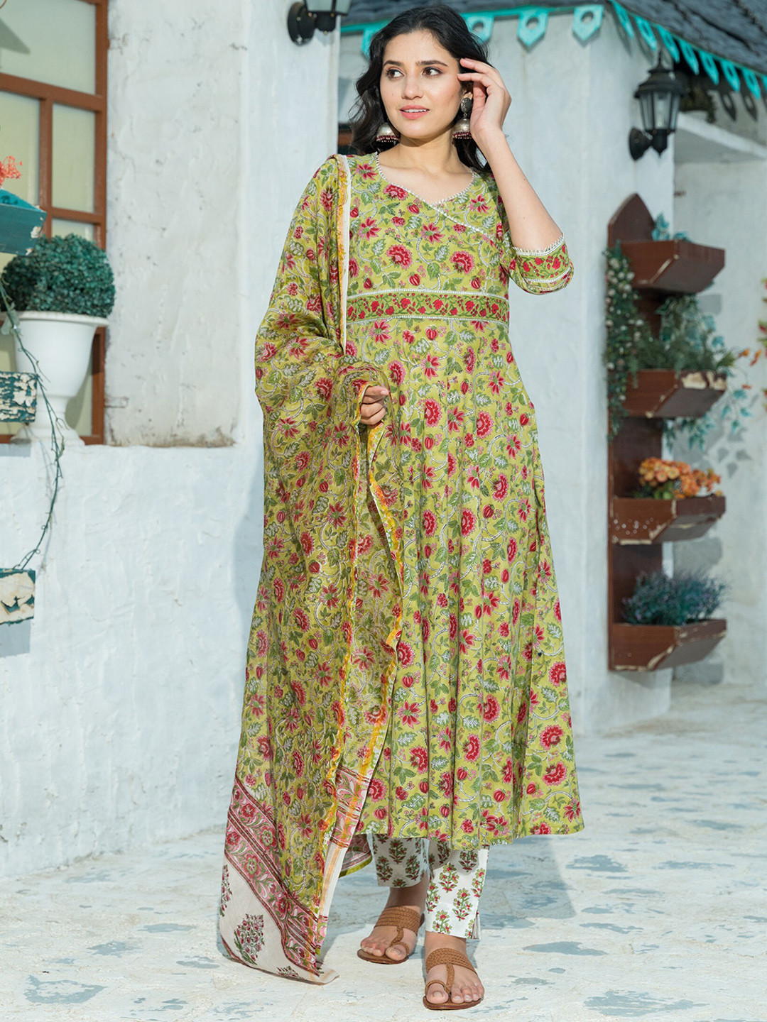 

PHEETA Women Green Floral Printed Pure Cotton Kurta with Trousers & With Dupatta