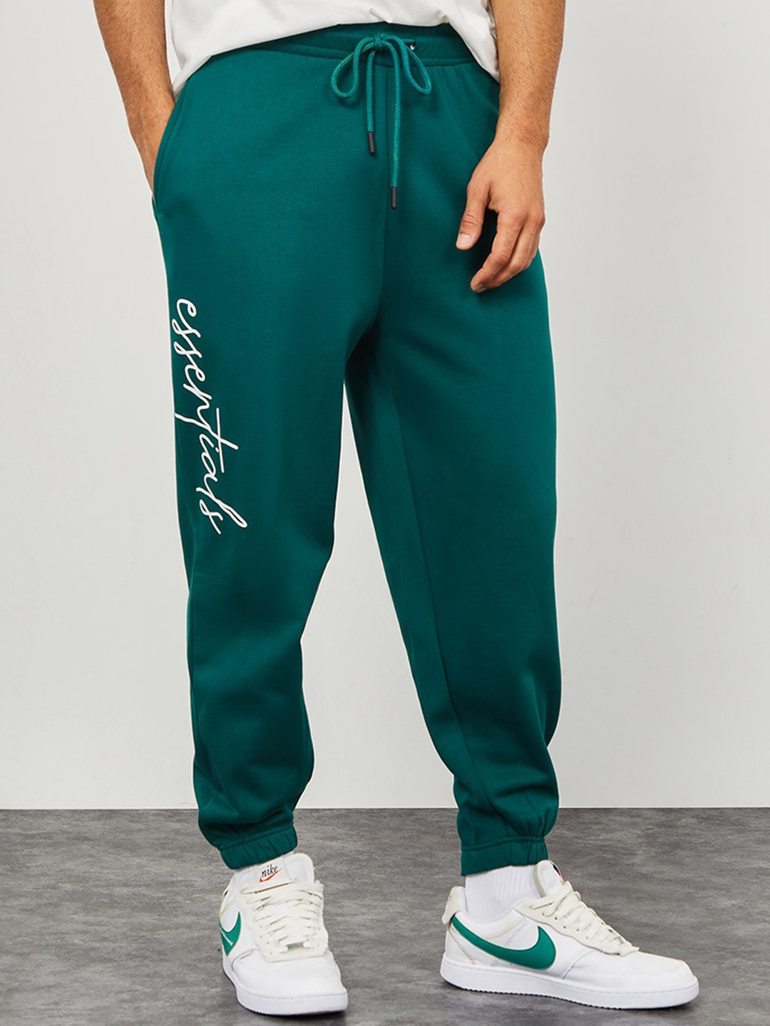 

Styli Men Slogan Print Oversized Jogger, Green