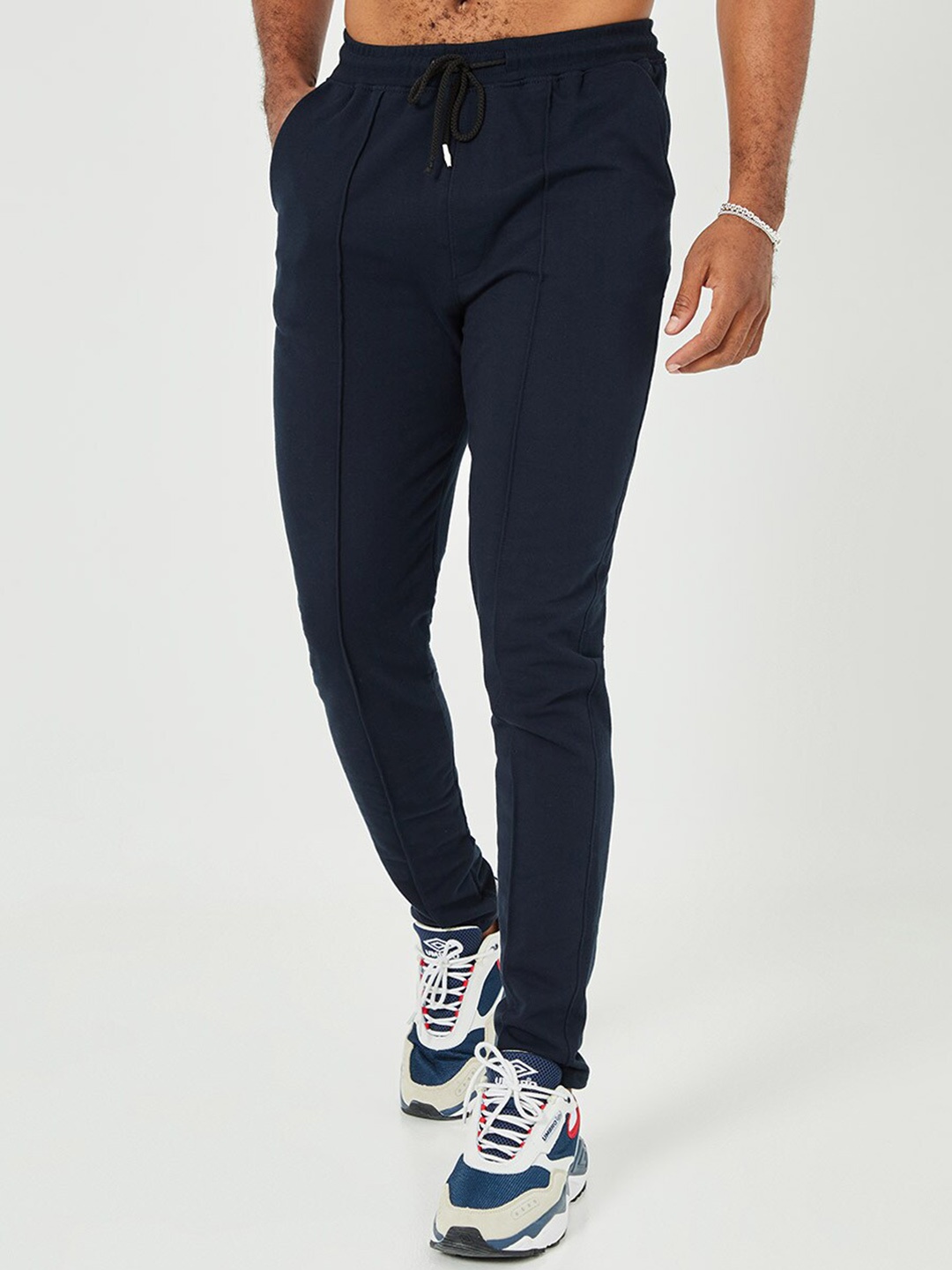 

Styli Men Solid Slim Fit Mid-Rise Knitted Joggers With Pintuck Detail, Navy blue