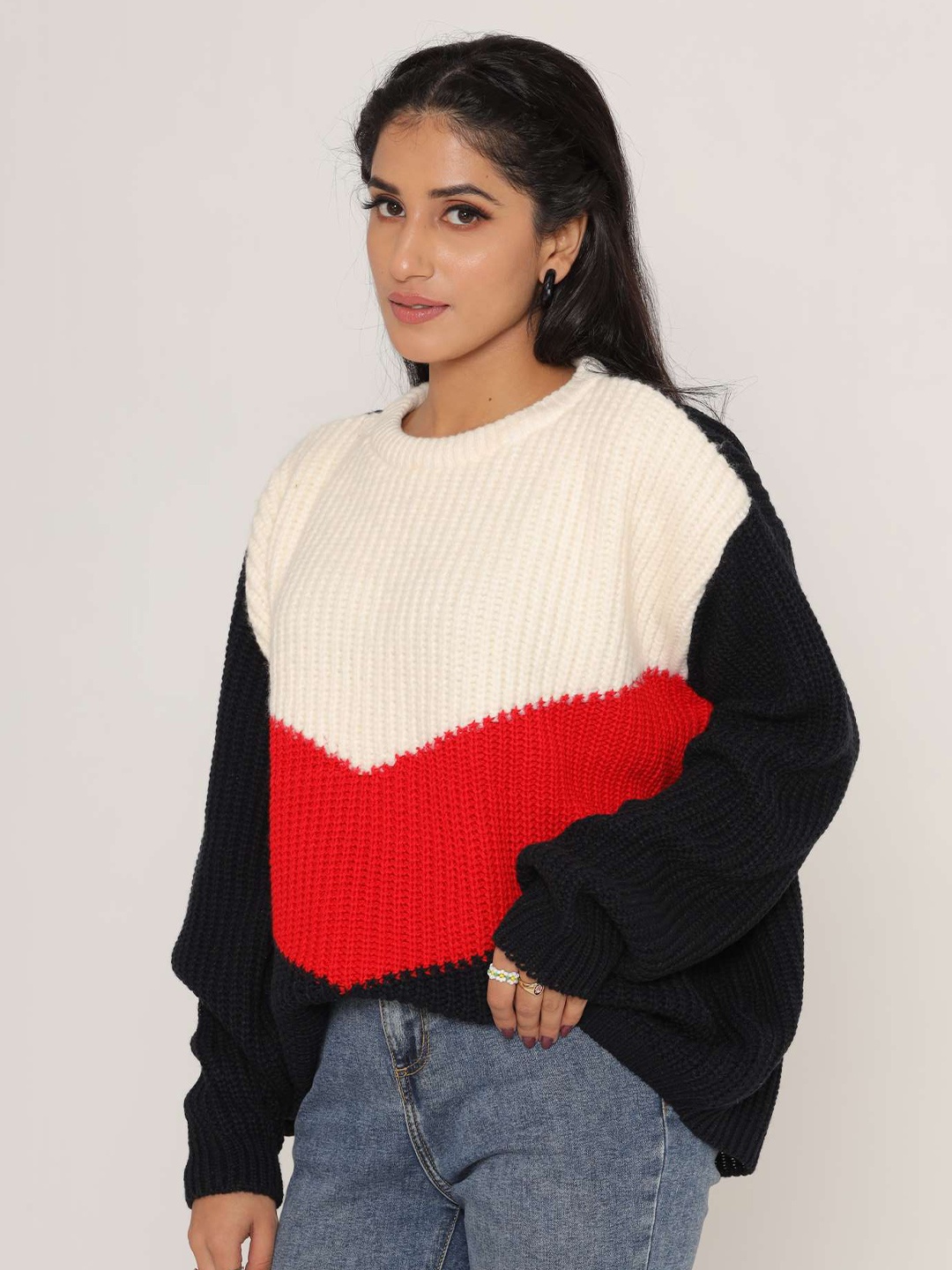

KASMA Women Black & Cream-Coloured Colourblocked Colourblocked Pullover