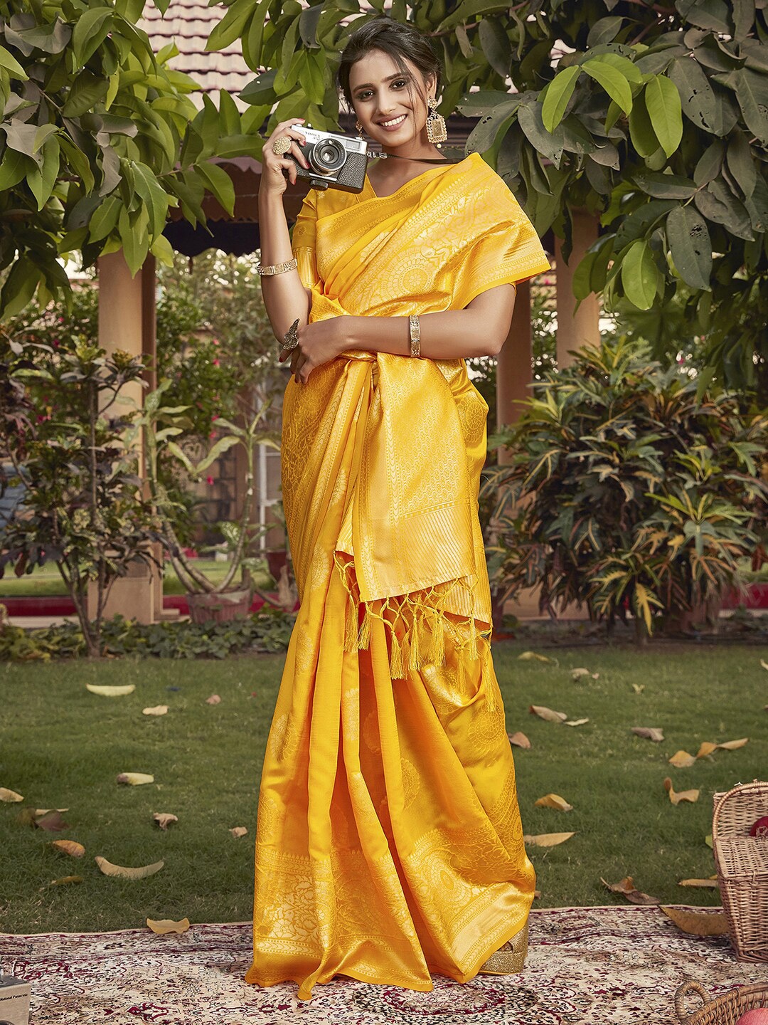 

Mitera Yellow & Gold-Toned Woven Design Zari Silk Blend Bagh Saree