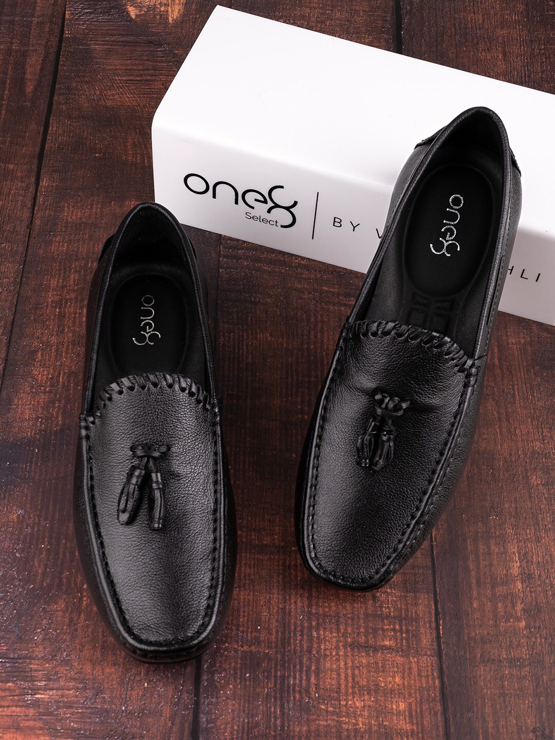 

One8 Men Black Textured Leather Loafers