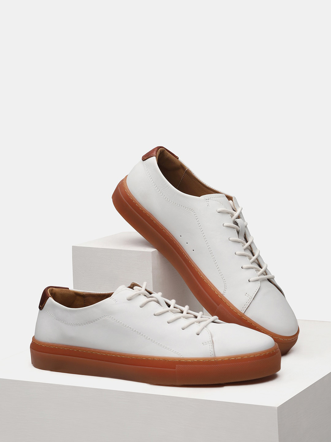 

Blackberrys Men Off White Colourblocked Leather Sneakers