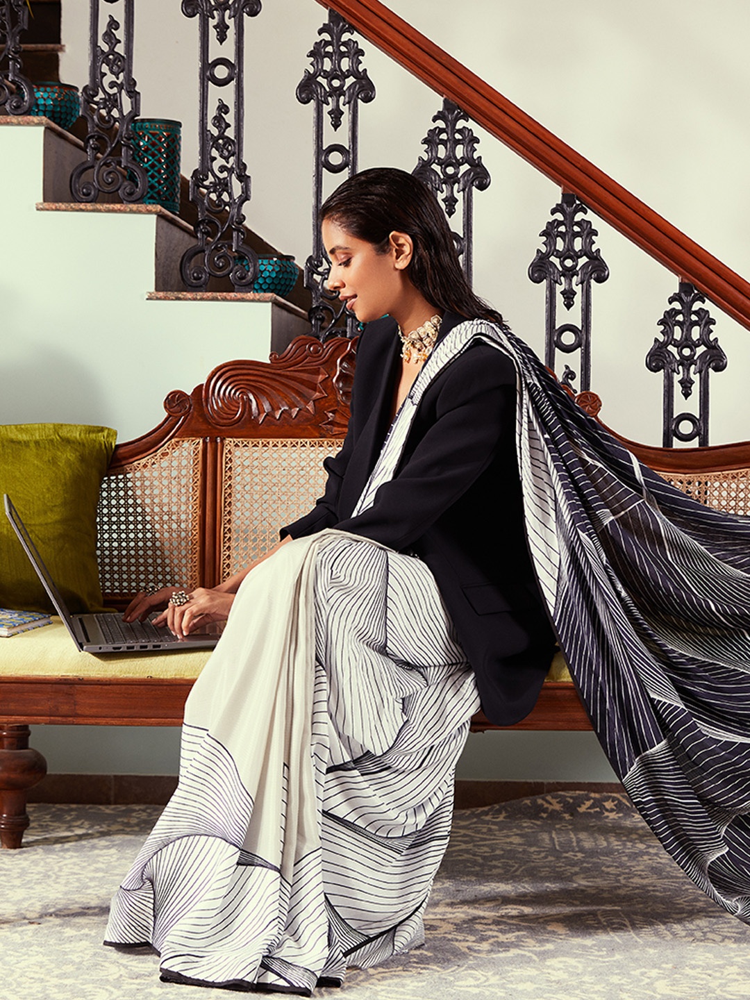 

navyasa Black & Grey Abstract Printed Saree