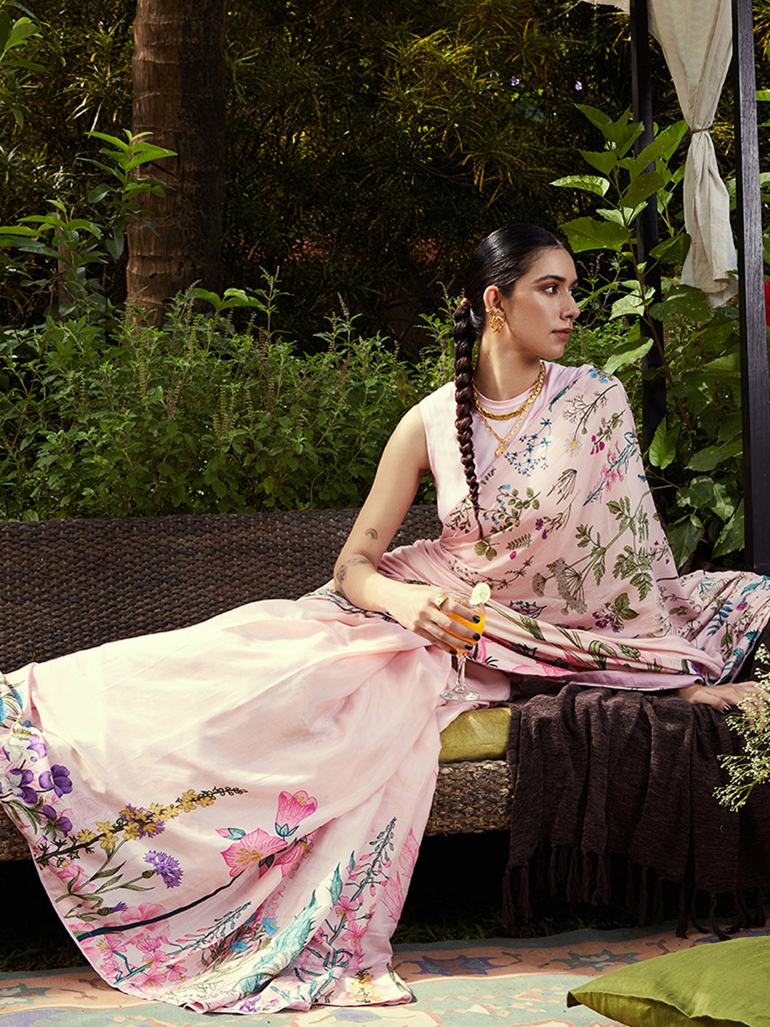 

navyasa Pink & Blue Floral Printed Saree