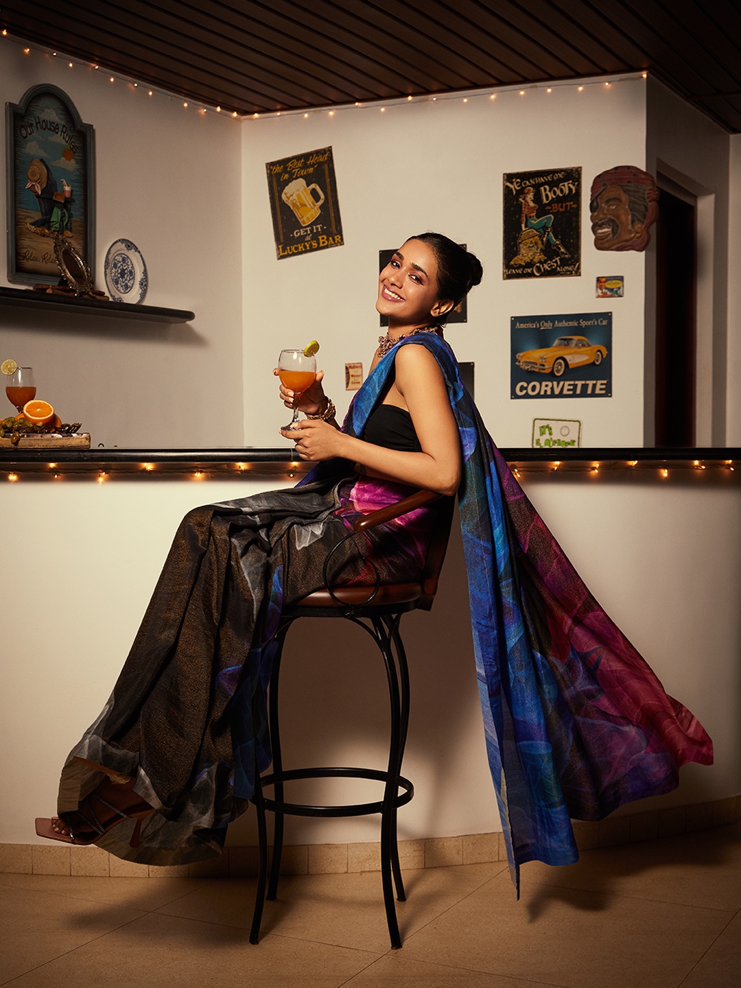 

navyasa Black & Blue Abstract Print Saree