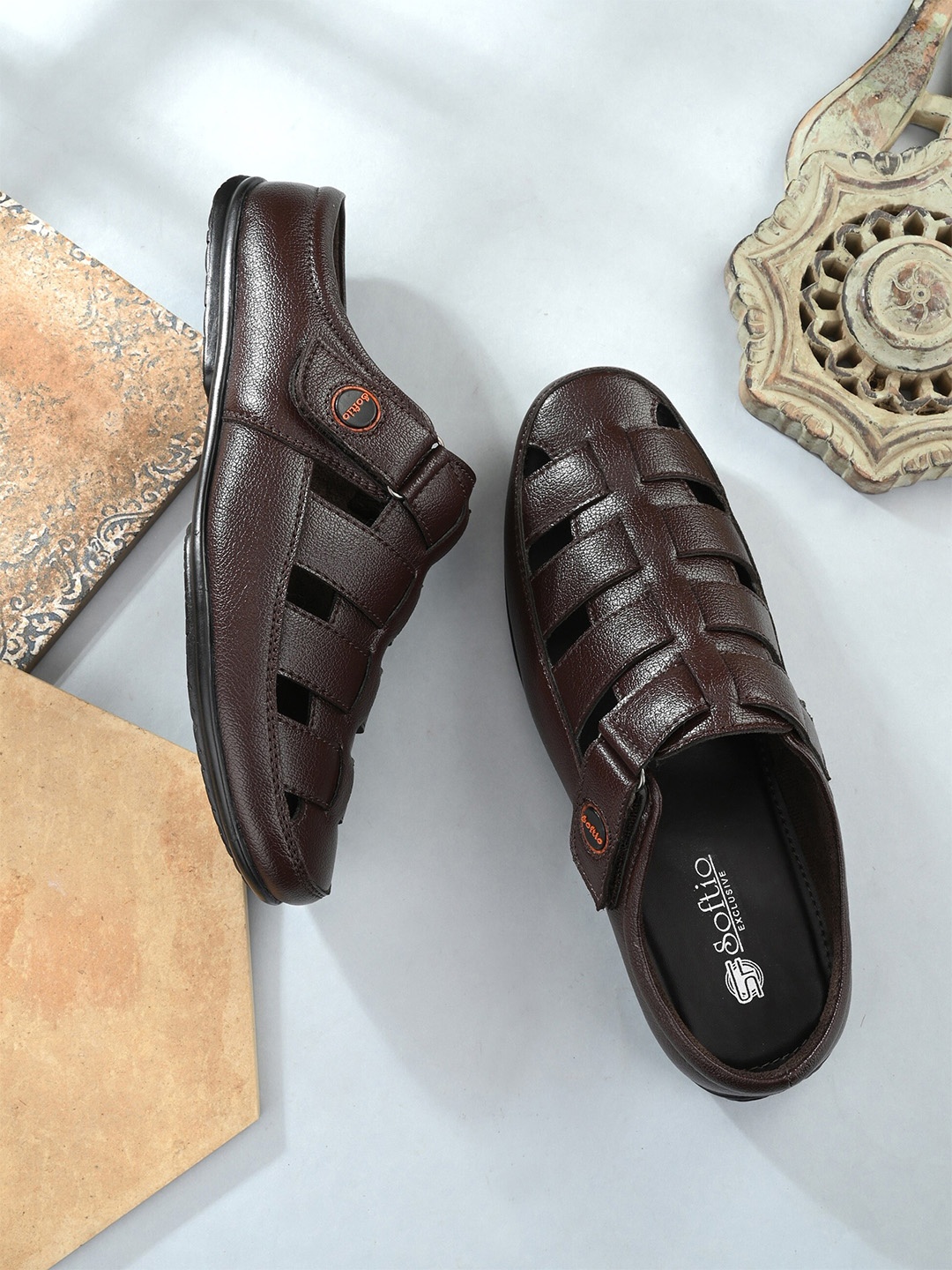 

SOFTIO Men Brown Fisherman Sandals