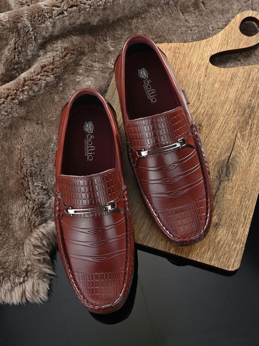 

SOFTIO Men Brown Textured Lightweight Derbys