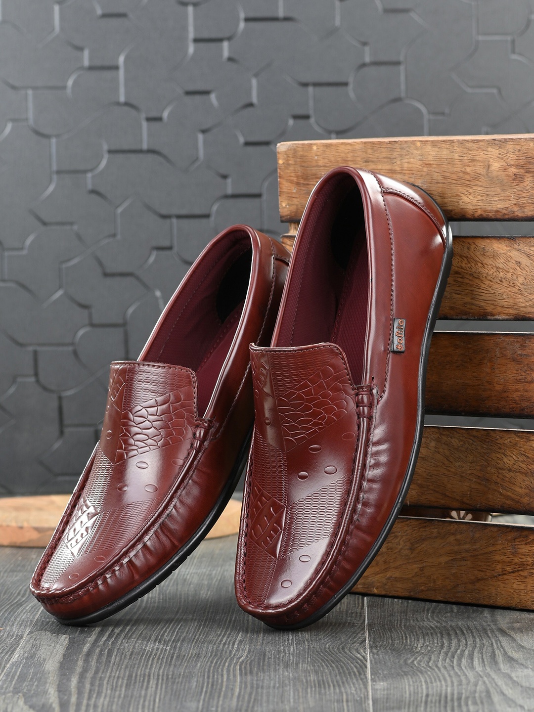 

SOFTIO Men Brown Textured Lightweight Slip-On Sneakers
