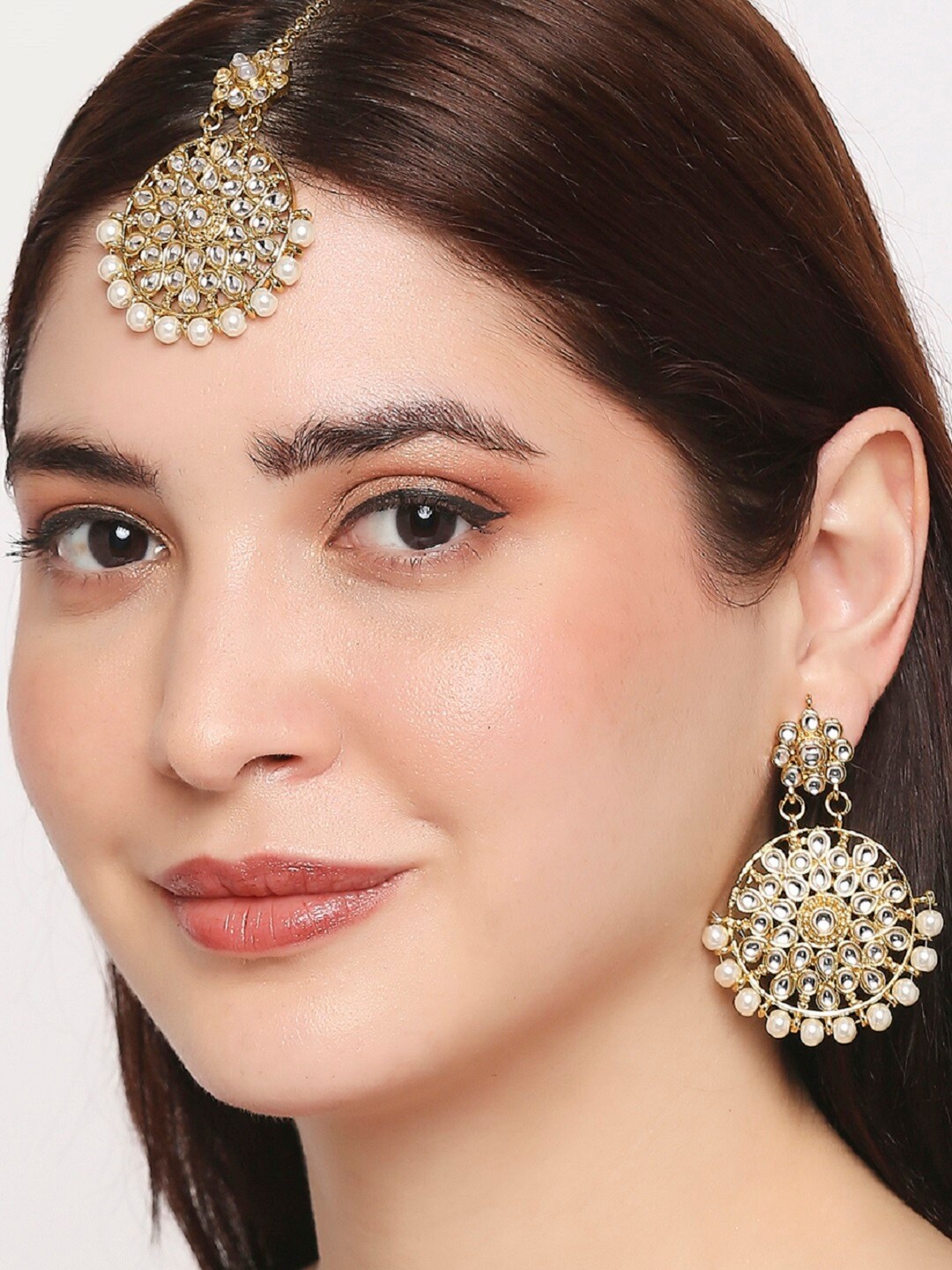 

OOMPH White & Gold-Toned Kundan Studded & Beaded Jewellery Set