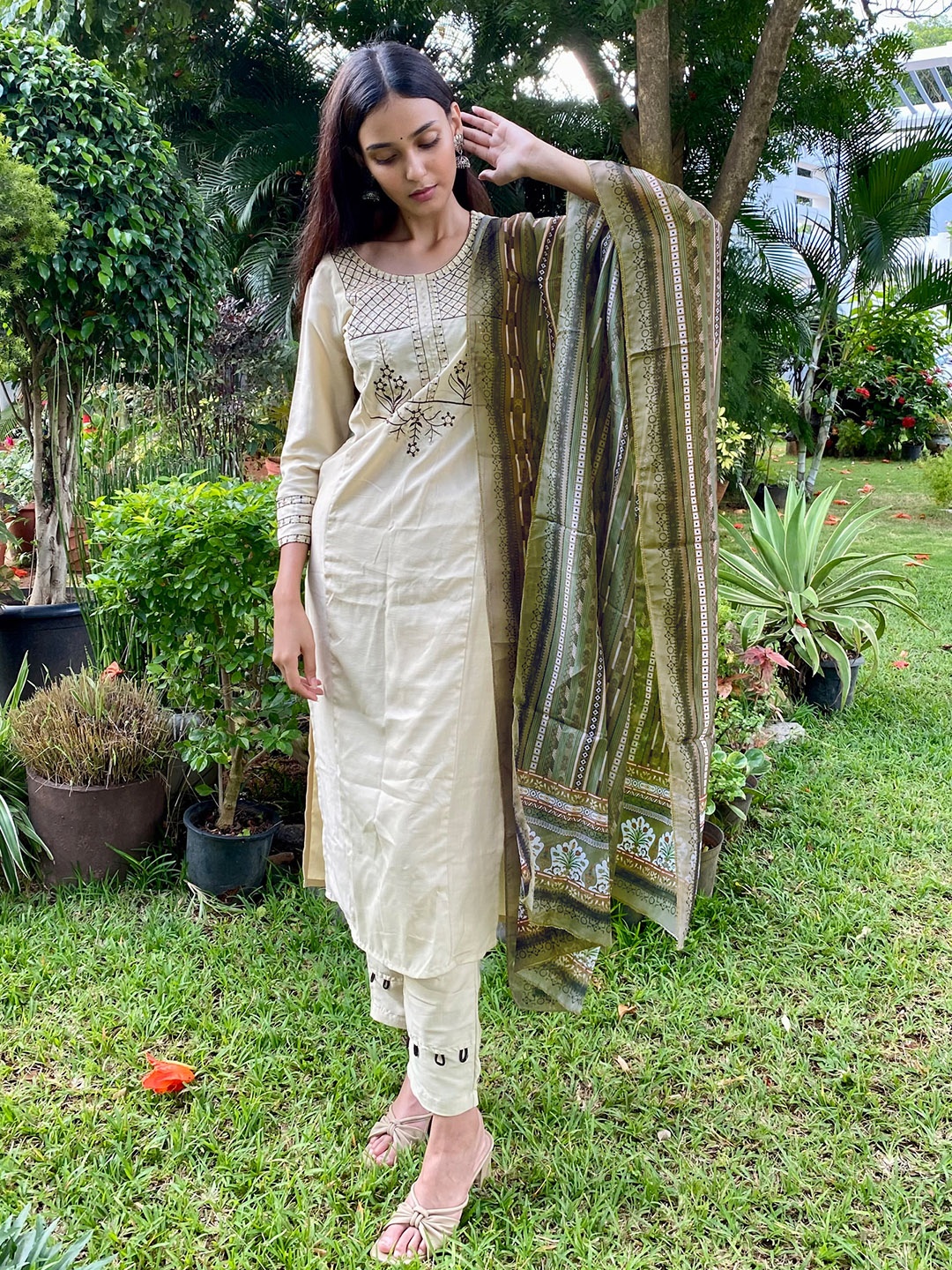 

KALINI Women Cream-Coloured Floral Embroidered Sequinned Kurta with Trousers & With Dupatta