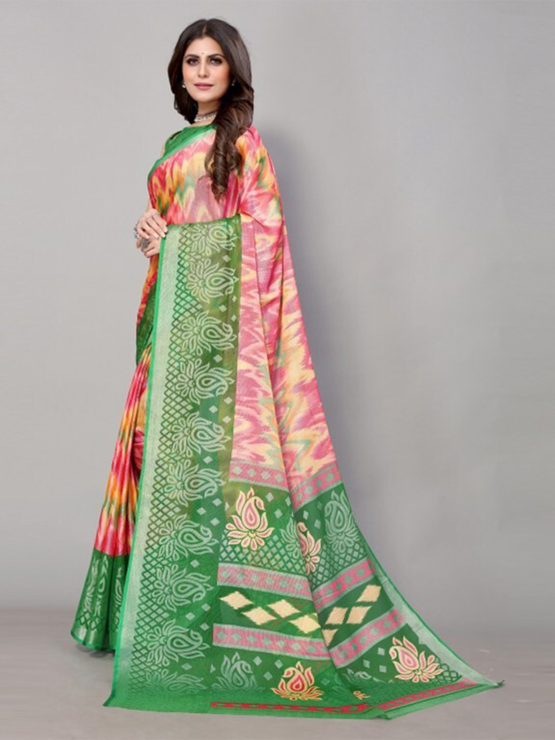 

Yashika Green & Red Abstract Printed Zari Saree