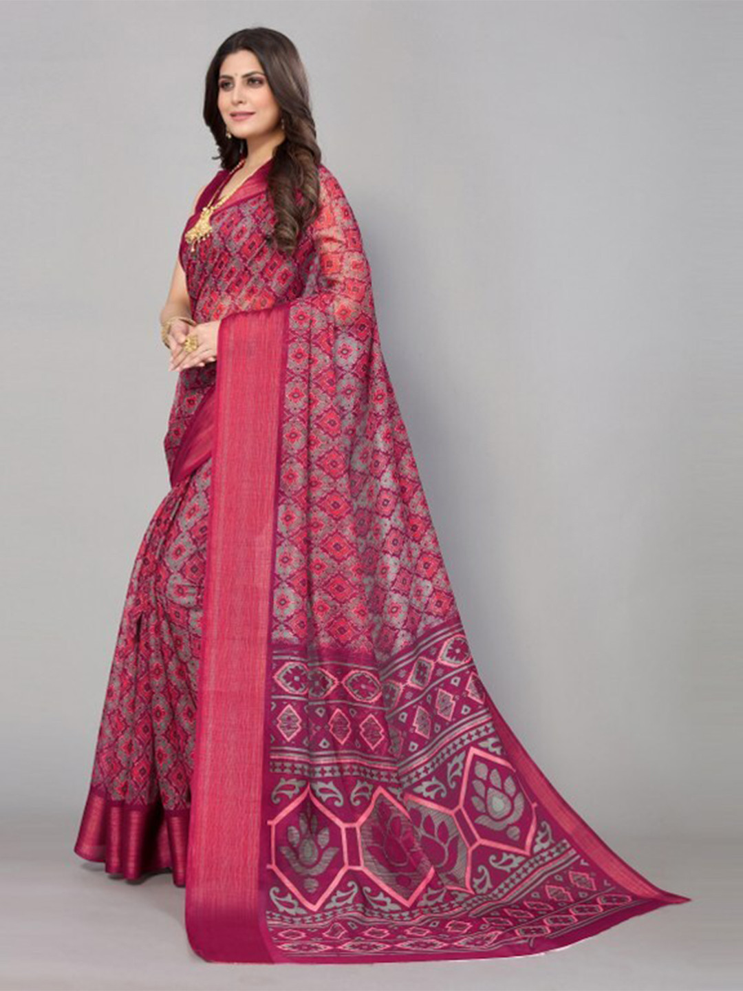

Yashika Pink & Grey Geometric Printed Saree