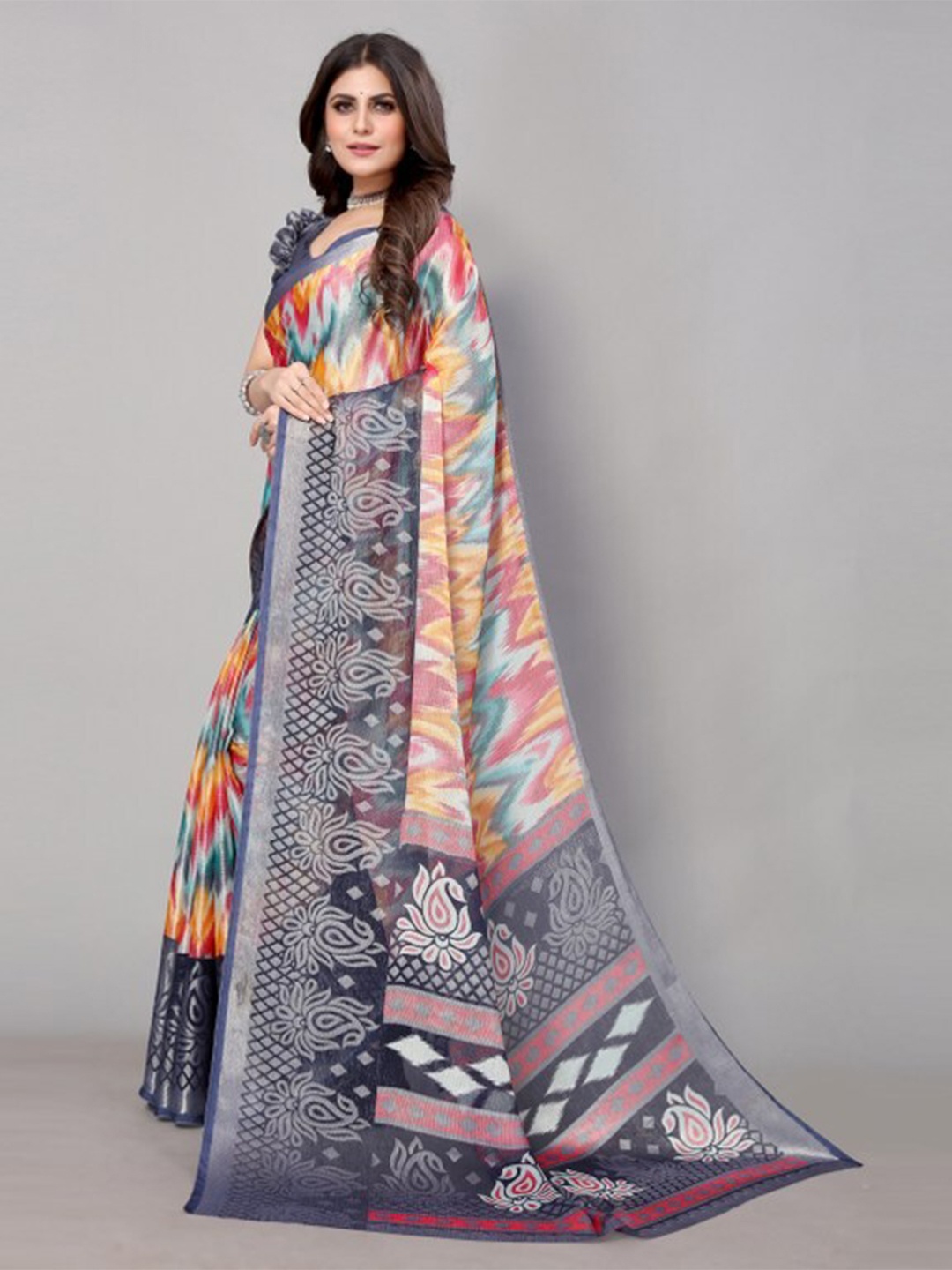

Yashika Grey & Red Abstract Printed Saree