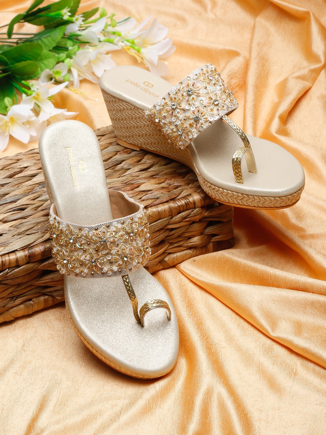 

pelle albero Gold-Toned Embellished Ethnic Wedges