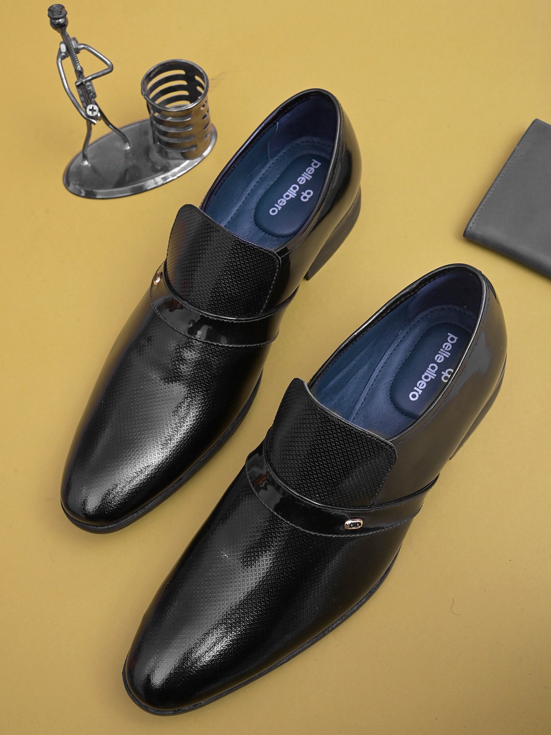 

pelle albero Men Black Textured Leather Formal Slip-Ons