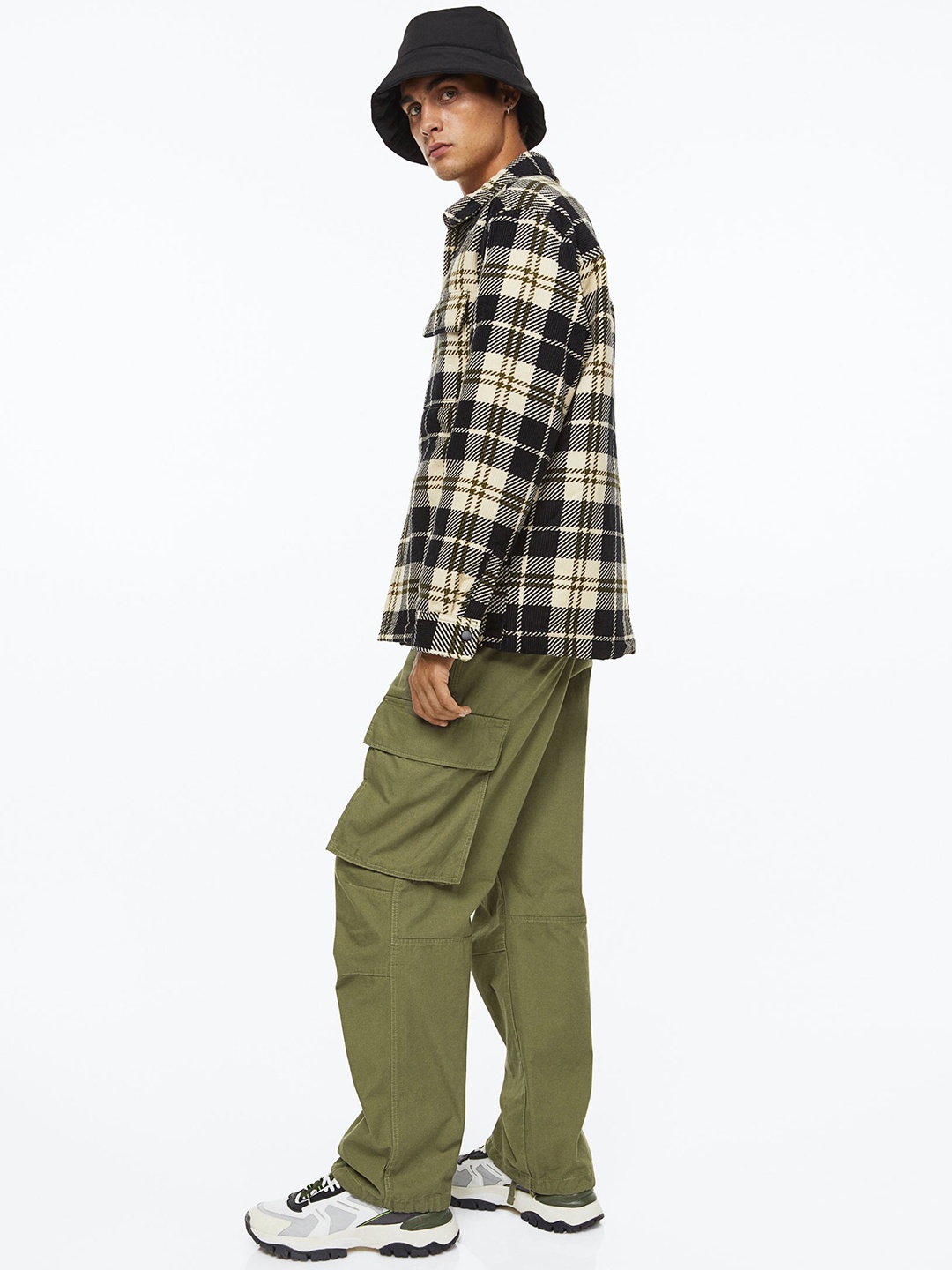 

H&M Men Green Relaxed Fit Cargo Trousers