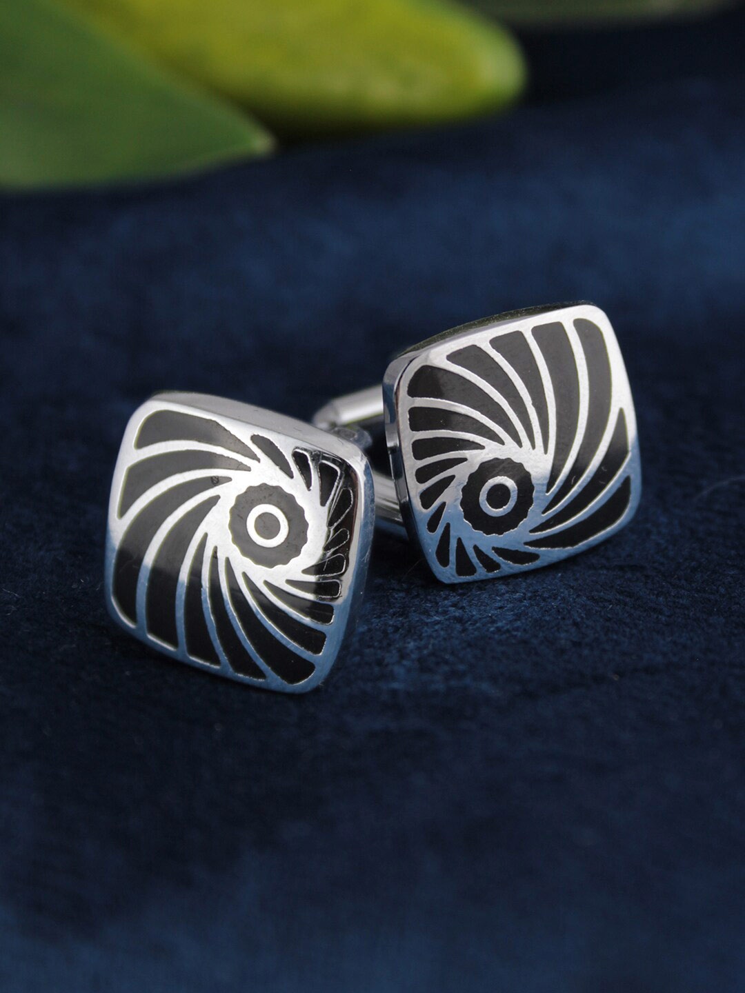 

Kavove Men Black & Silver-Toned Square Cufflink