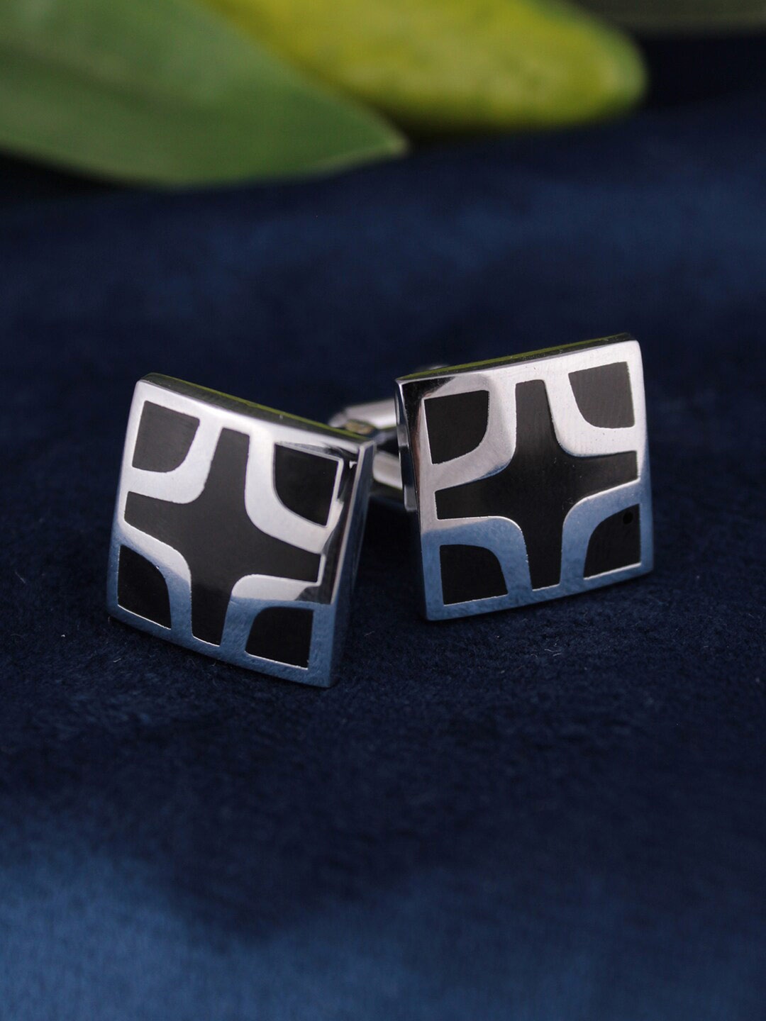 

Kavove Men Black & Silver-Toned Square Cufflink