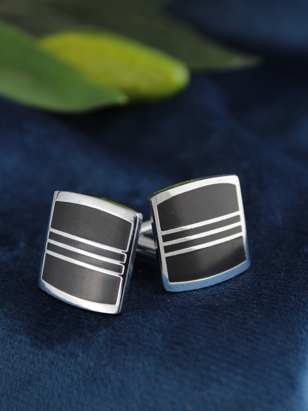 

Kavove Black & Silver-Toned Square Shape Cufflink