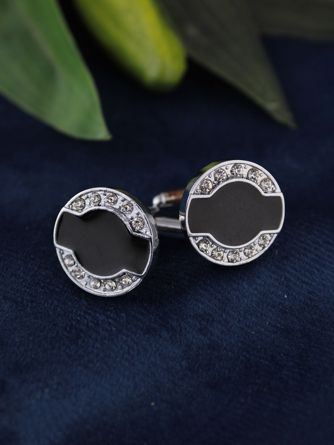 

Kavove Men Black & Silver-Toned Round Shape Cufflink