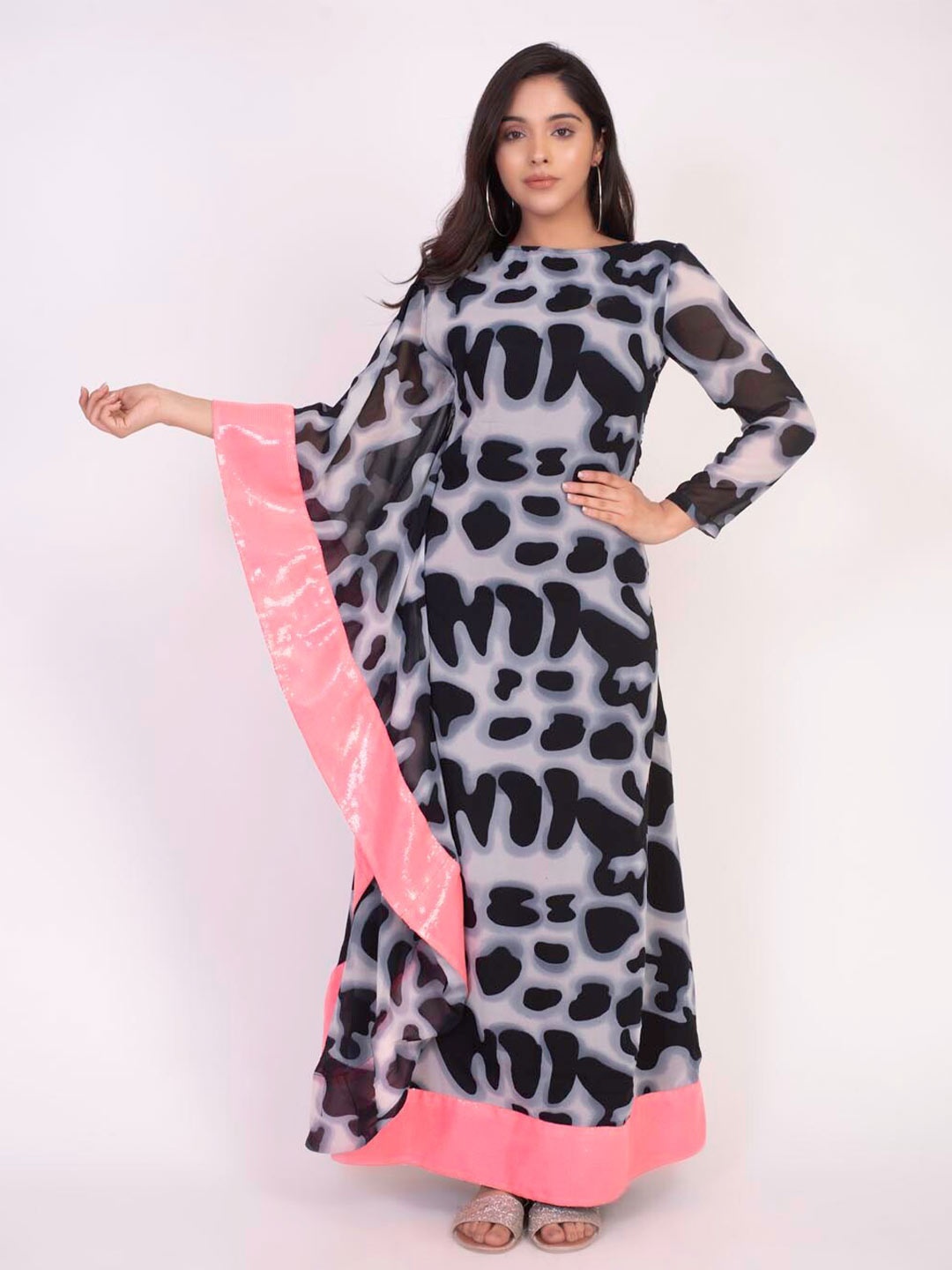 

KHUMAAR Shuchi Bhutani Women Black Animal Georgette Kaftan Maxi Dress