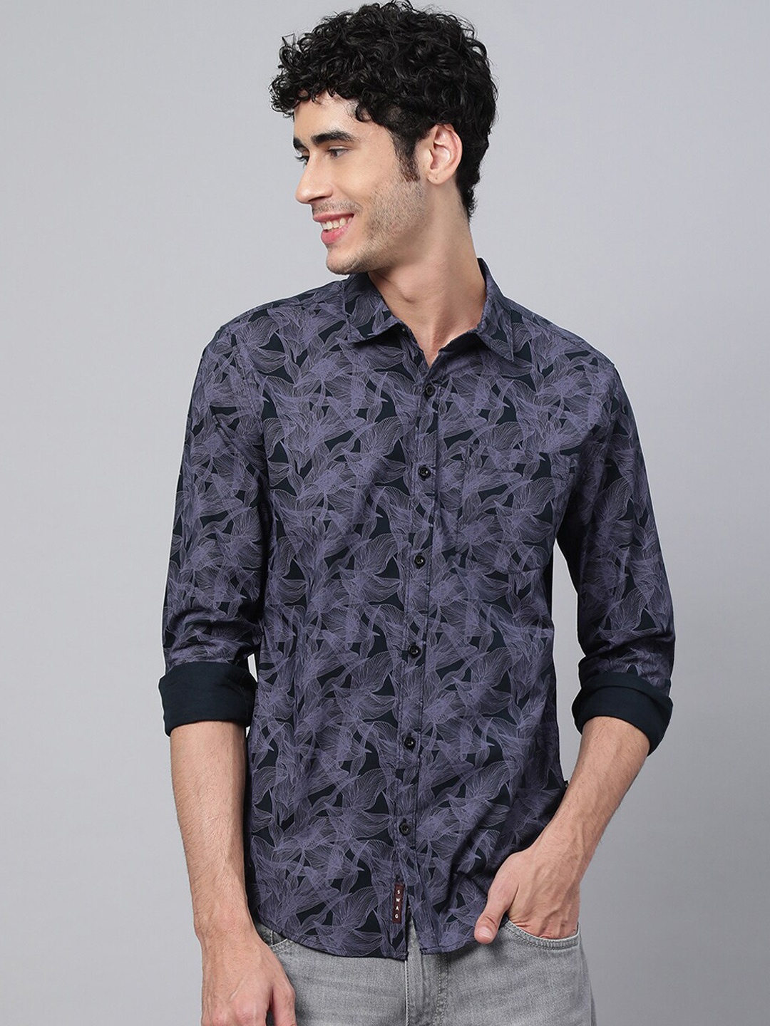 

VEIRDO Men Black Floral Printed Casual Cotton Shirt