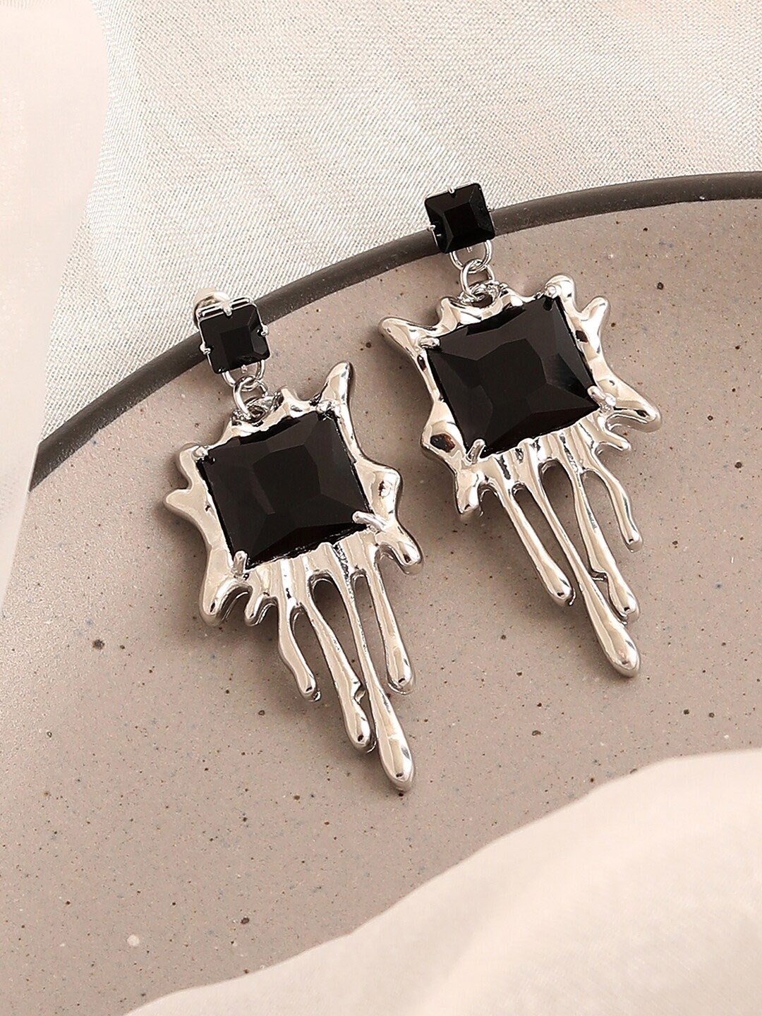 

SOHI Black Contemporary Drop Earrings