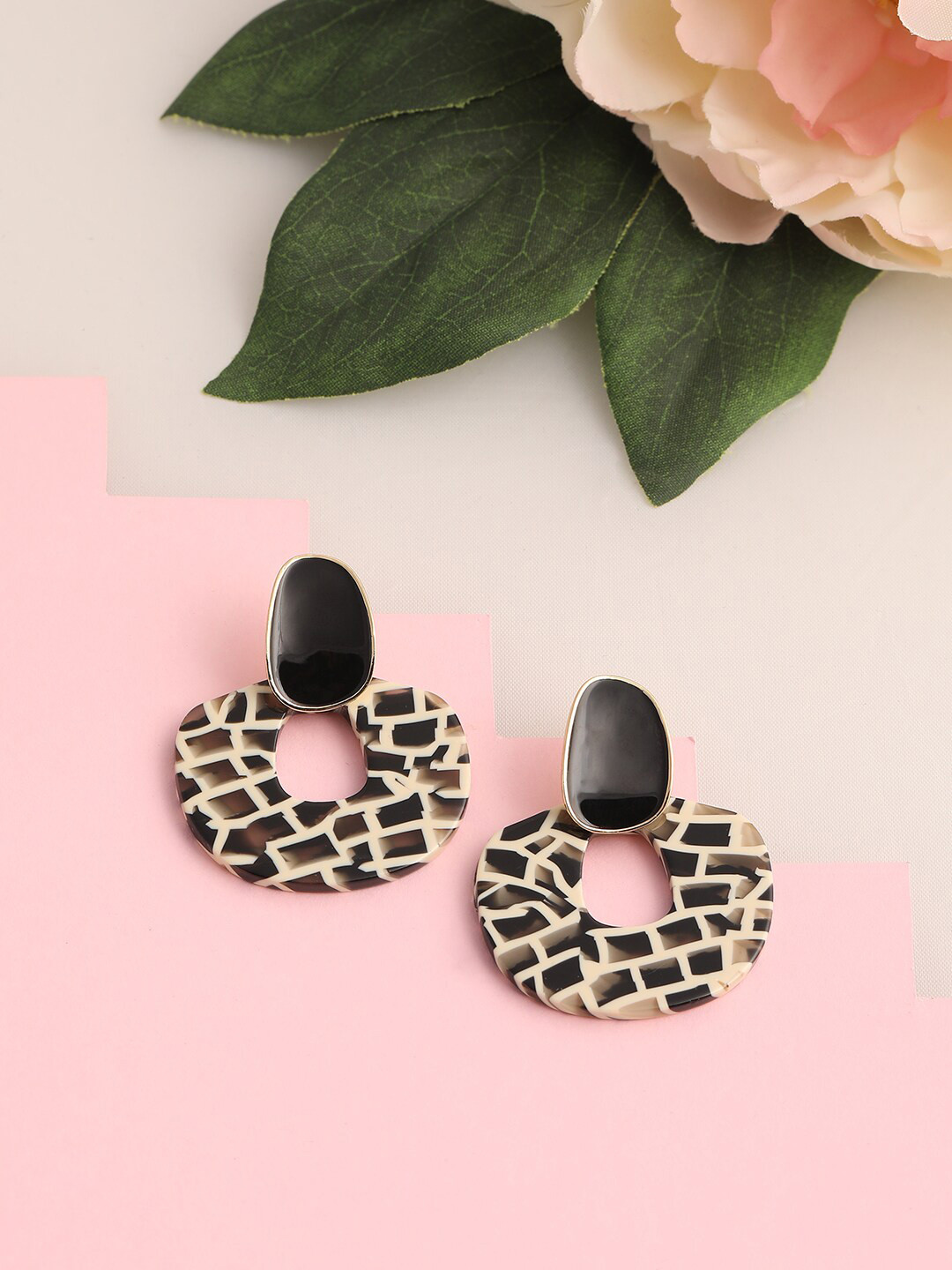 

SOHI Black Contemporary Drop Earrings