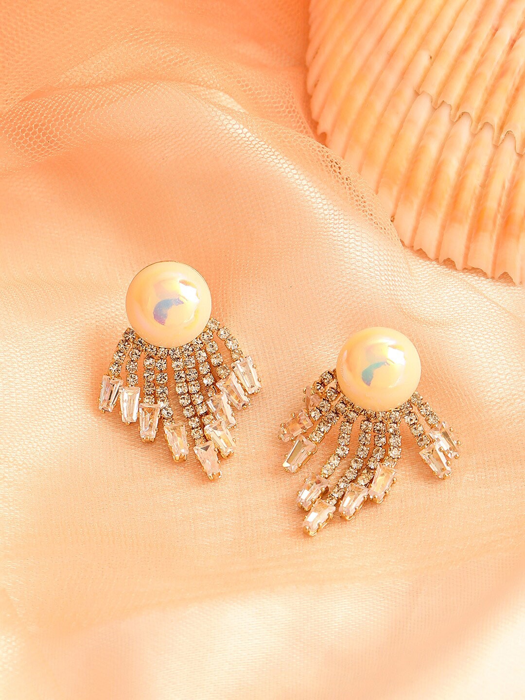 

SOHI White Contemporary Studs Earrings