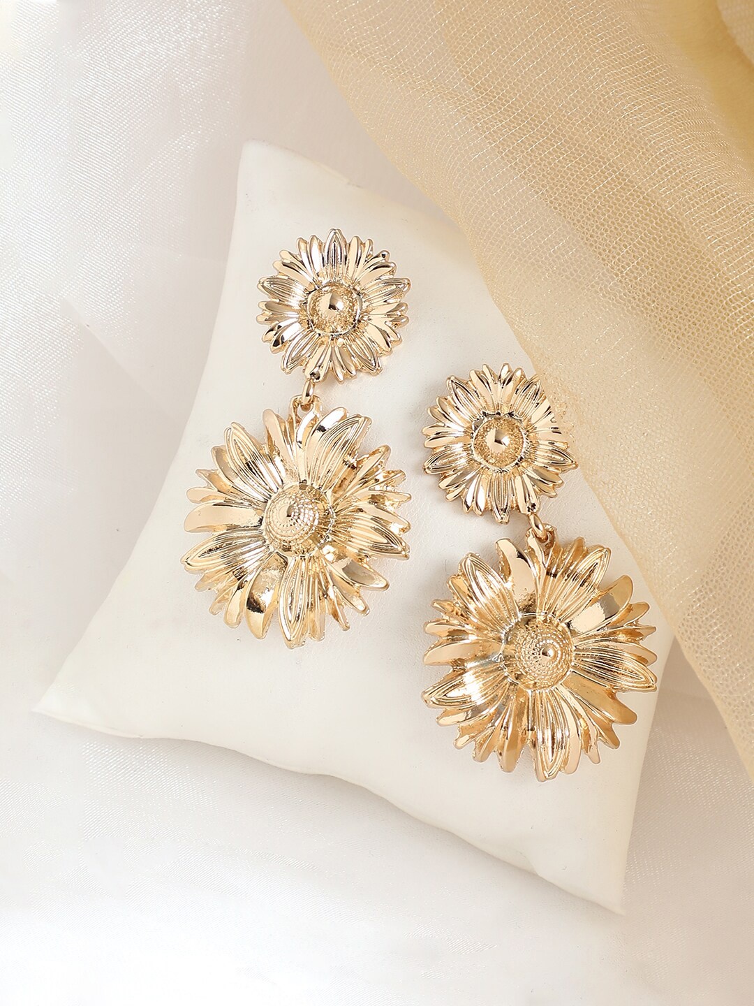 

SOHI Gold-Toned & Gold Plated Contemporary Drop Earrings
