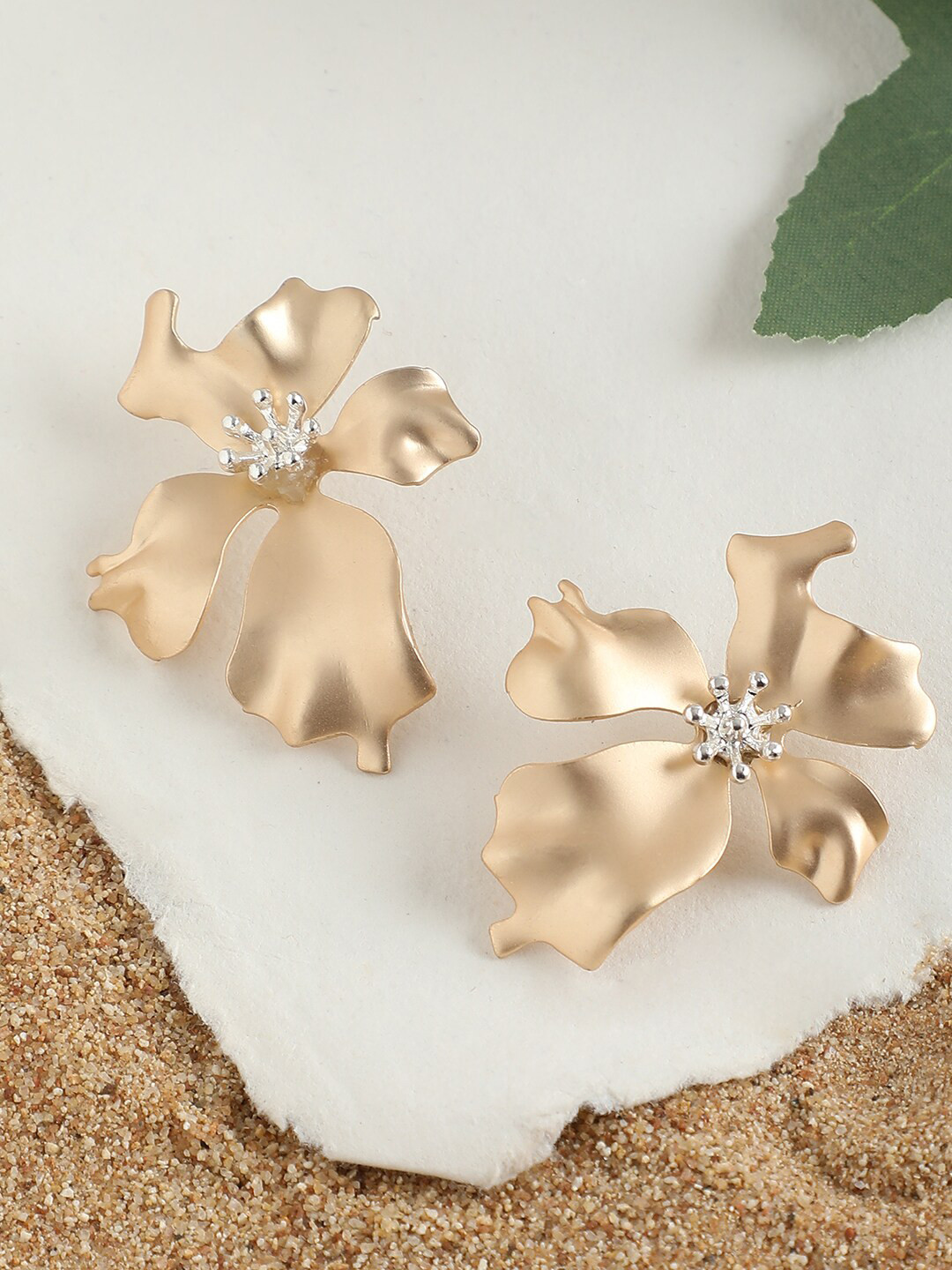 

SOHI Gold-Toned & Gold Plated Contemporary Studs Earrings