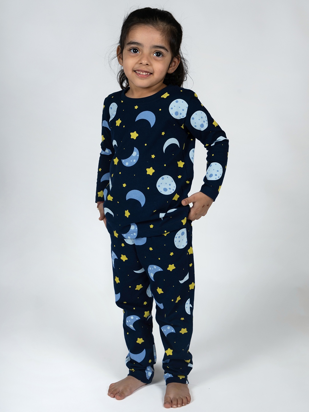 

Cuddles for Cubs Unisex Kids Blue & Yellow Printed Night suit