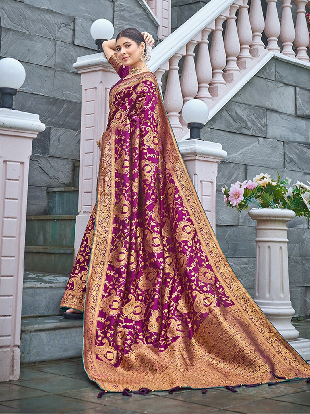 

MONJOLIKA FASHION Purple & Gold-Toned Ethnic Motifs Zari Banarasi Saree